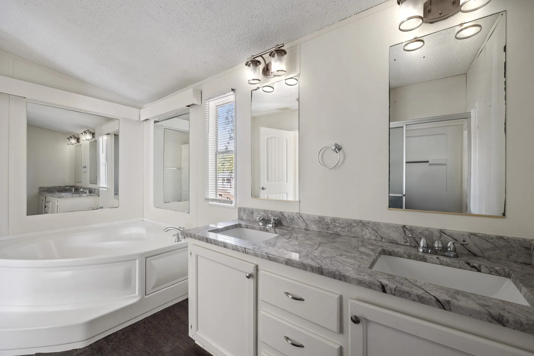 Manufactured Home For Sale in Hunt County , 9330 Lynda Lane, Hawk Cove, Texas 75474, 3 Bedroom, 2 Bathroom, 1 Garage spaces, 1,344 Sqft, built in 1998, mls#21398144, Real Estate Agent in Hawk Cove, Homes For Sale in Hunt county, Homes For Sale in Hawk Cove, Realtor in Hawk Cove Texas, Real Estate Brokerage Independent Realty Texas, Luminita Cordes Realtor