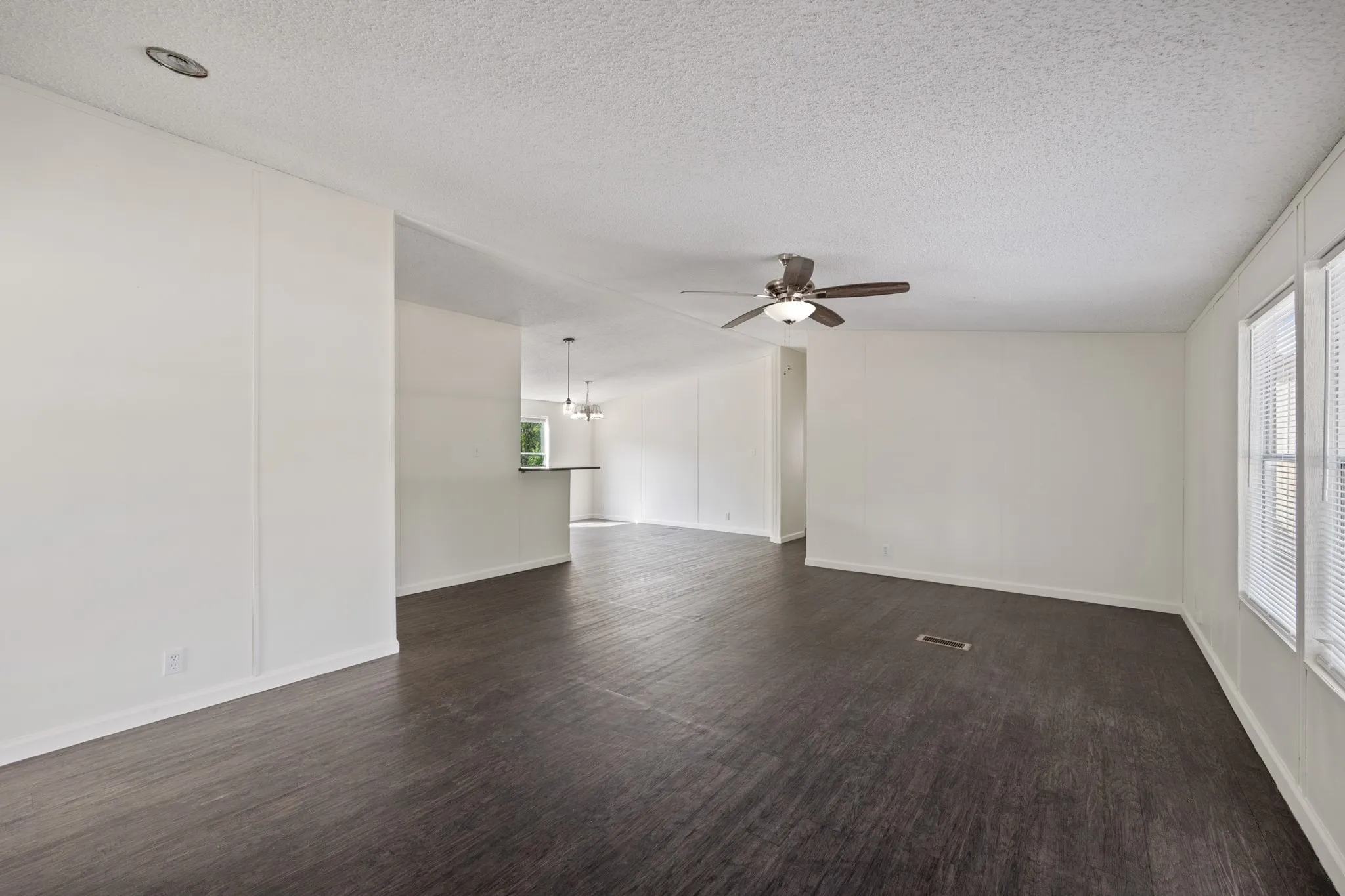 Manufactured Home For Sale in Hunt County , 9330 Lynda Lane, Hawk Cove, Texas 75474, 3 Bedroom, 2 Bathroom, 1 Garage spaces, 1,344 Sqft, built in 1998, mls#21398144, Real Estate Agent in Hawk Cove, Homes For Sale in Hunt county, Homes For Sale in Hawk Cove, Realtor in Hawk Cove Texas, Real Estate Brokerage Independent Realty Texas, Luminita Cordes Realtor