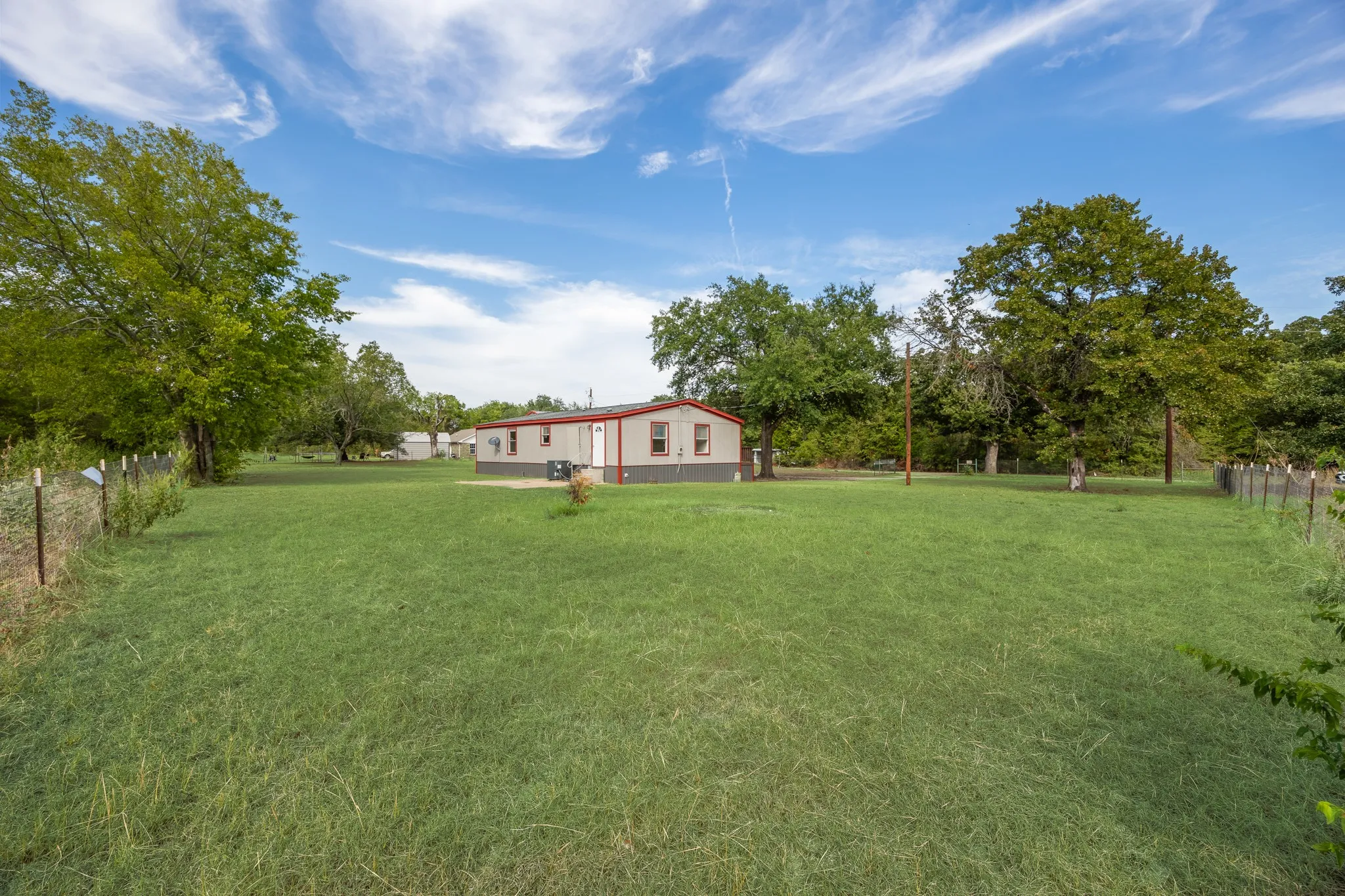 Manufactured Home For Sale in Hunt County , 9330 Lynda Lane, Hawk Cove, Texas 75474, 3 Bedroom, 2 Bathroom, 1 Garage spaces, 1,344 Sqft, built in 1998, mls#21398144, Real Estate Agent in Hawk Cove, Homes For Sale in Hunt county, Homes For Sale in Hawk Cove, Realtor in Hawk Cove Texas, Real Estate Brokerage Independent Realty Texas, Luminita Cordes Realtor