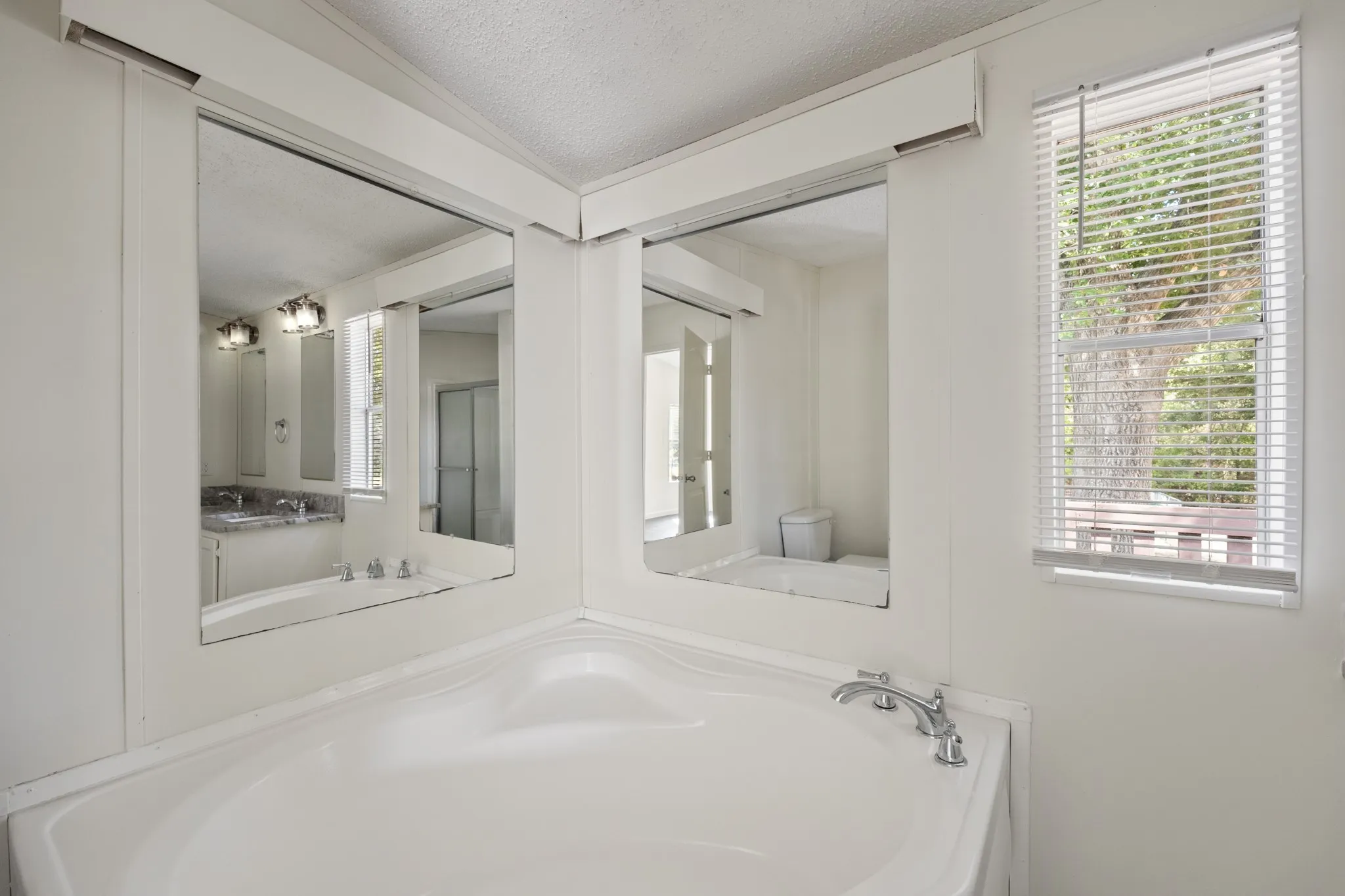 Manufactured Home For Sale in Hunt County , 9330 Lynda Lane, Hawk Cove, Texas 75474, 3 Bedroom, 2 Bathroom, 1 Garage spaces, 1,344 Sqft, built in 1998, mls#21398144, Real Estate Agent in Hawk Cove, Homes For Sale in Hunt county, Homes For Sale in Hawk Cove, Realtor in Hawk Cove Texas, Real Estate Brokerage Independent Realty Texas, Luminita Cordes Realtor