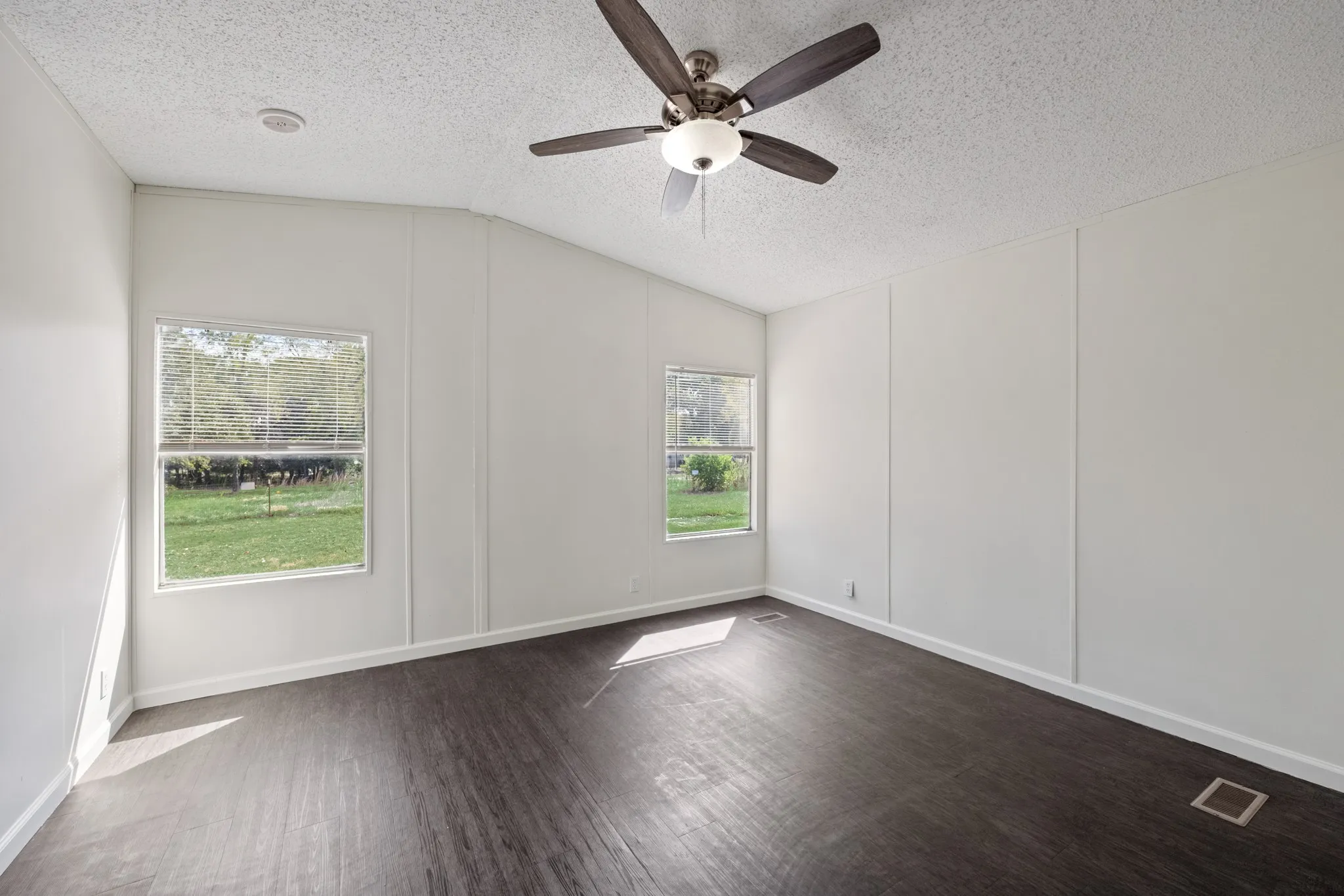 Manufactured Home For Sale in Hunt County , 9330 Lynda Lane, Hawk Cove, Texas 75474, 3 Bedroom, 2 Bathroom, 1 Garage spaces, 1,344 Sqft, built in 1998, mls#21398144, Real Estate Agent in Hawk Cove, Homes For Sale in Hunt county, Homes For Sale in Hawk Cove, Realtor in Hawk Cove Texas, Real Estate Brokerage Independent Realty Texas, Luminita Cordes Realtor