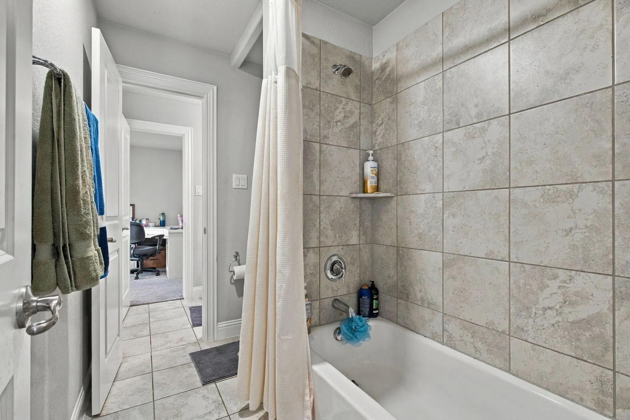 Single Family Residence For Rent in Dallas County , 7211 Arches Avenue, Irving, Texas 75063, 5 Bedroom, 4 Bathroom, 3 Garage spaces, 4,168 Sqft, built in 2016, mls#21394660, Real Estate Agent in Irving, Homes For Rent in Dallas county, Homes For Rent in Irving, Realtor in Irving Texas, Real Estate Brokerage Independent Realty Texas, Luminita Cordes Realtor