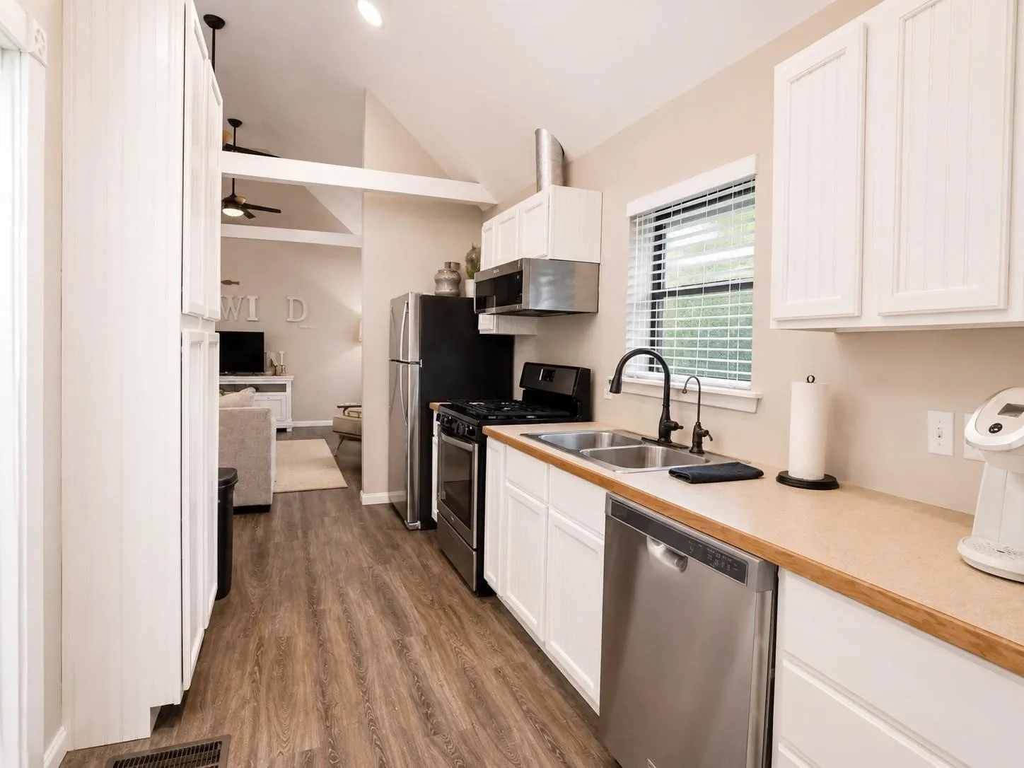 Single Family Residence For Sale in Palo Pinto County , 400 Coronados Trail, Graford, Texas 76449, 4 Bedroom, 2 Bathroom, Garage spaces, 2,498 Sqft, built in 1987, mls#21398295, Real Estate Agent in Graford, Homes For Sale in Palo Pinto county, Homes For Sale in Graford, Realtor in Graford Texas, Real Estate Brokerage Independent Realty Texas, Luminita Cordes Realtor