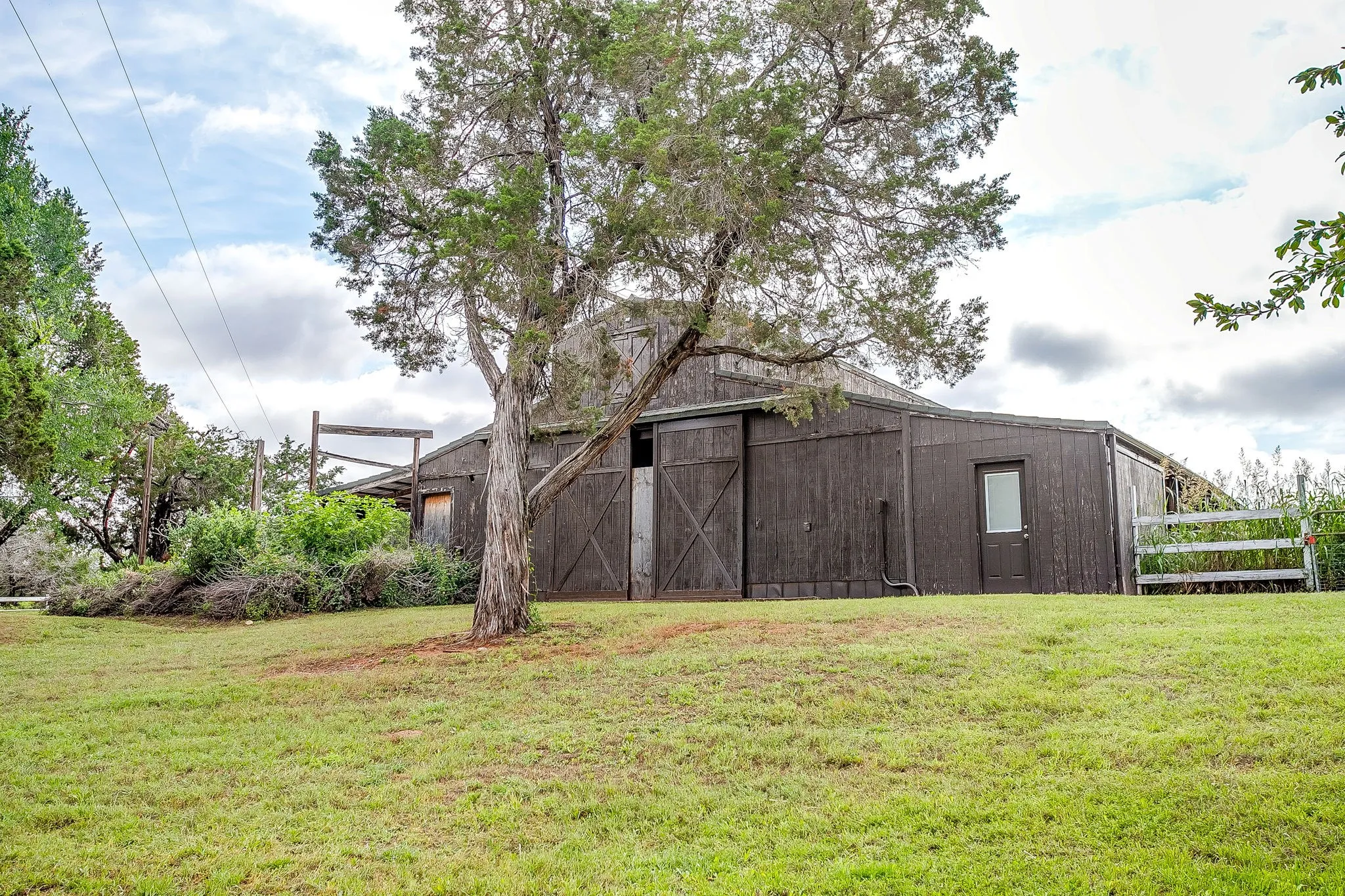 Single Family Residence For Sale in Palo Pinto County , 400 Coronados Trail, Graford, Texas 76449, 4 Bedroom, 2 Bathroom, Garage spaces, 2,498 Sqft, built in 1987, mls#21398295, Real Estate Agent in Graford, Homes For Sale in Palo Pinto county, Homes For Sale in Graford, Realtor in Graford Texas, Real Estate Brokerage Independent Realty Texas, Luminita Cordes Realtor