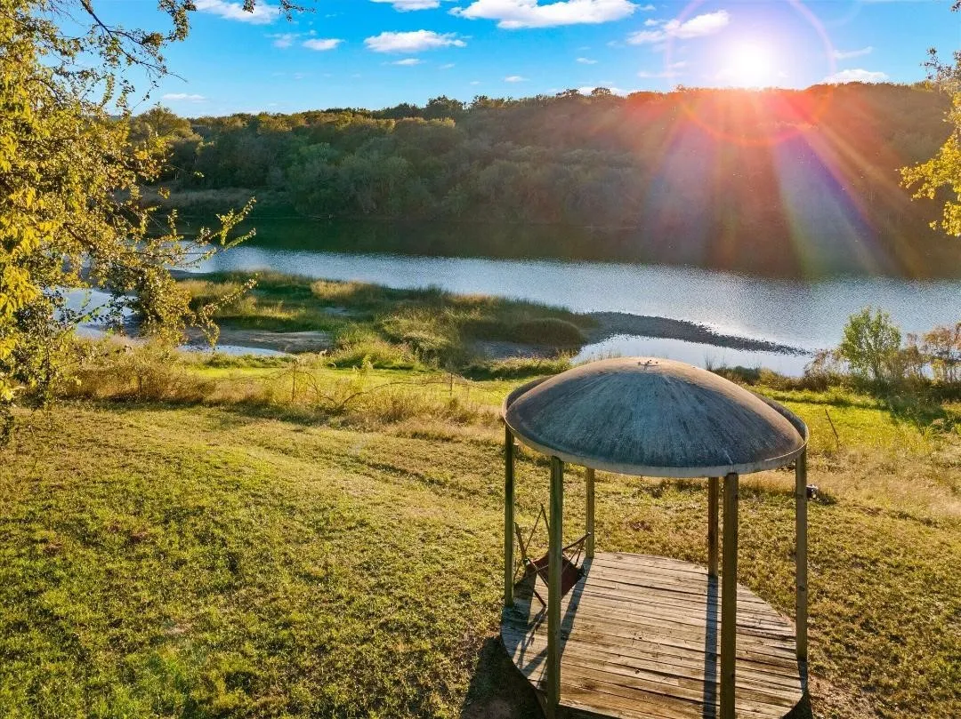 Single Family Residence For Sale in Palo Pinto County , 400 Coronados Trail, Graford, Texas 76449, 4 Bedroom, 2 Bathroom, Garage spaces, 2,498 Sqft, built in 1987, mls#21398295, Real Estate Agent in Graford, Homes For Sale in Palo Pinto county, Homes For Sale in Graford, Realtor in Graford Texas, Real Estate Brokerage Independent Realty Texas, Luminita Cordes Realtor