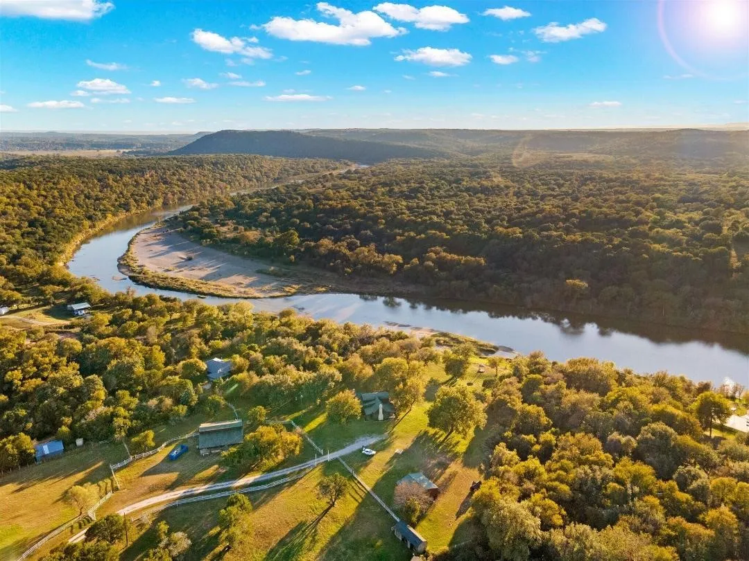 Single Family Residence For Sale in Palo Pinto County , 400 Coronados Trail, Graford, Texas 76449, 4 Bedroom, 2 Bathroom, Garage spaces, 2,498 Sqft, built in 1987, mls#21398295, Real Estate Agent in Graford, Homes For Sale in Palo Pinto county, Homes For Sale in Graford, Realtor in Graford Texas, Real Estate Brokerage Independent Realty Texas, Luminita Cordes Realtor