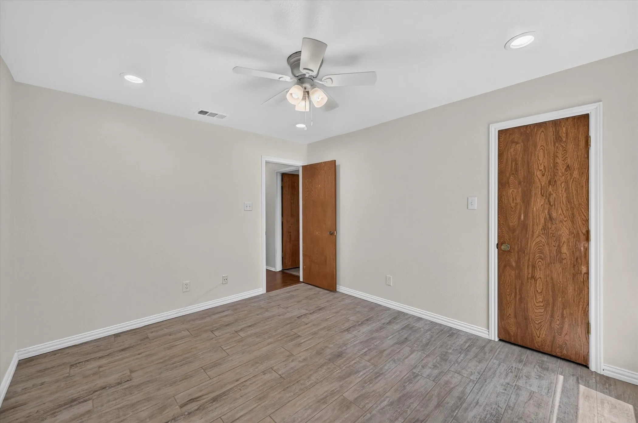 Single Family Residence For Sale in Tarrant County , 1600 Craighton Court, Arlington, Texas 76012, 3 Bedroom, 2 Bathroom, 2 Garage spaces, 1,727 Sqft, built in 1977, mls#21398370, Real Estate Agent in Arlington, Homes For Sale in Tarrant county, Homes For Sale in Arlington, Realtor in Arlington Texas, Real Estate Brokerage Independent Realty Texas, Luminita Cordes Realtor