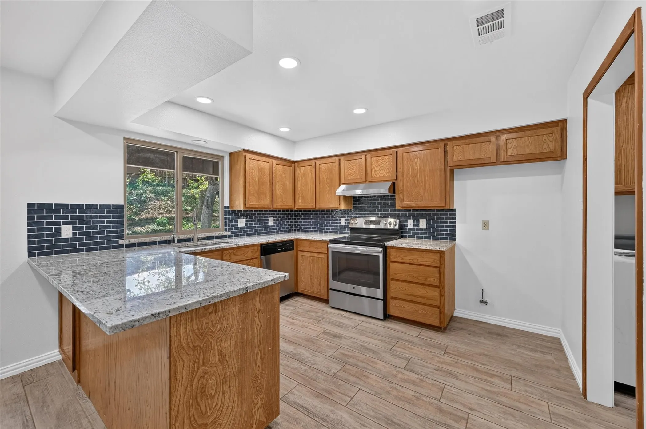 Single Family Residence For Sale in Tarrant County , 1600 Craighton Court, Arlington, Texas 76012, 3 Bedroom, 2 Bathroom, 2 Garage spaces, 1,727 Sqft, built in 1977, mls#21398370, Real Estate Agent in Arlington, Homes For Sale in Tarrant county, Homes For Sale in Arlington, Realtor in Arlington Texas, Real Estate Brokerage Independent Realty Texas, Luminita Cordes Realtor