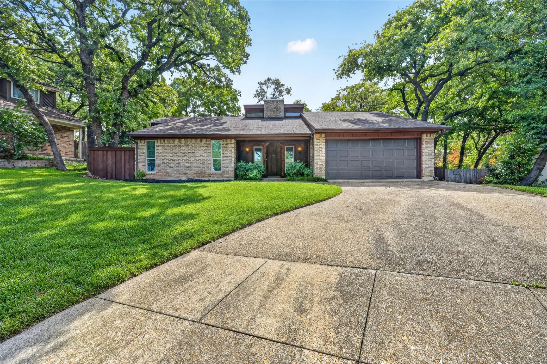 Single Family Residence For Sale in Tarrant County , 1600 Craighton Court, Arlington, Texas 76012, 3 Bedroom, 2 Bathroom, 2 Garage spaces, 1,727 Sqft, built in 1977, mls#21398370, Real Estate Agent in Arlington, Homes For Sale in Tarrant county, Homes For Sale in Arlington, Realtor in Arlington Texas, Real Estate Brokerage Independent Realty Texas, Luminita Cordes Realtor