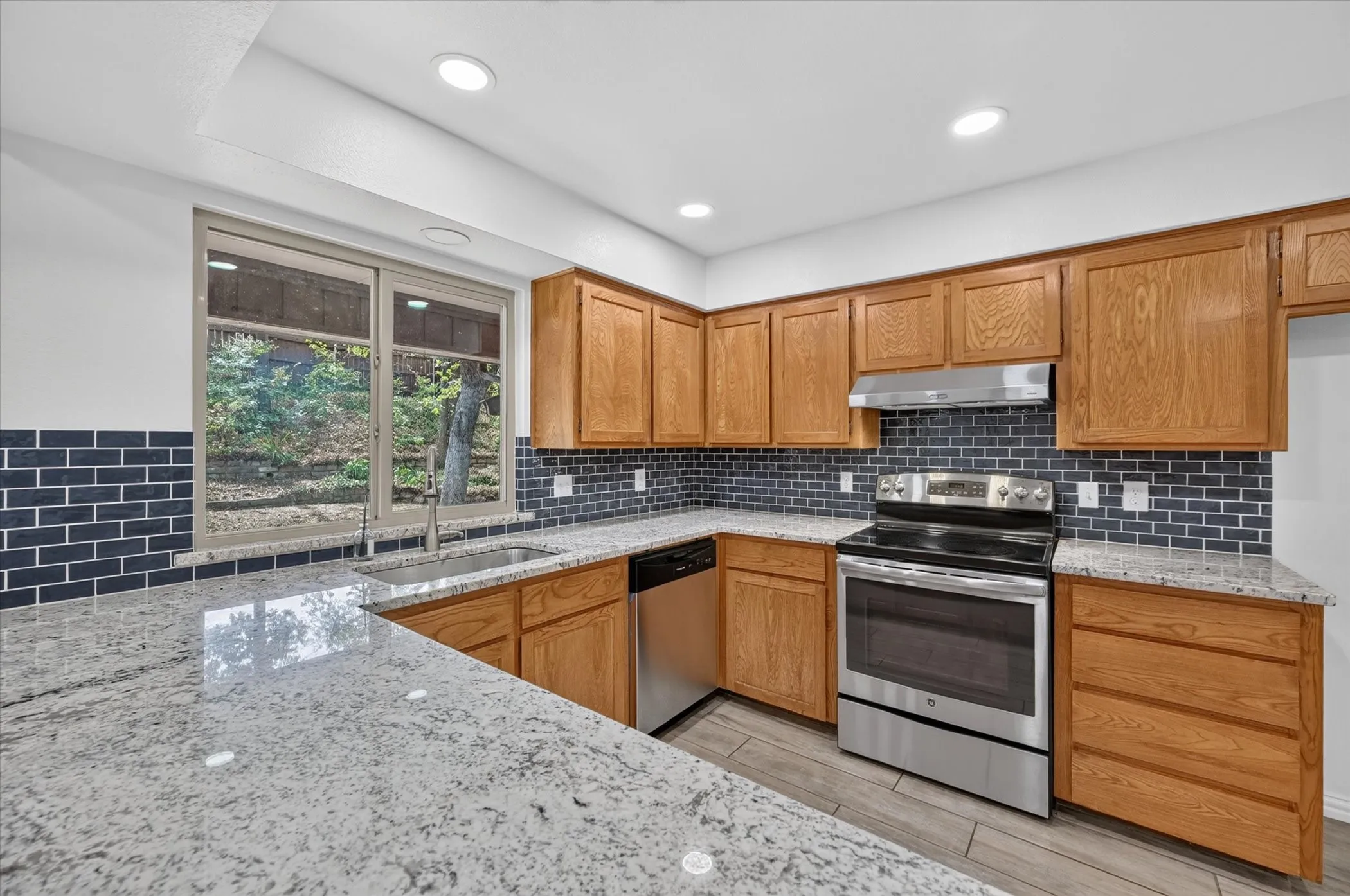 Single Family Residence For Sale in Tarrant County , 1600 Craighton Court, Arlington, Texas 76012, 3 Bedroom, 2 Bathroom, 2 Garage spaces, 1,727 Sqft, built in 1977, mls#21398370, Real Estate Agent in Arlington, Homes For Sale in Tarrant county, Homes For Sale in Arlington, Realtor in Arlington Texas, Real Estate Brokerage Independent Realty Texas, Luminita Cordes Realtor