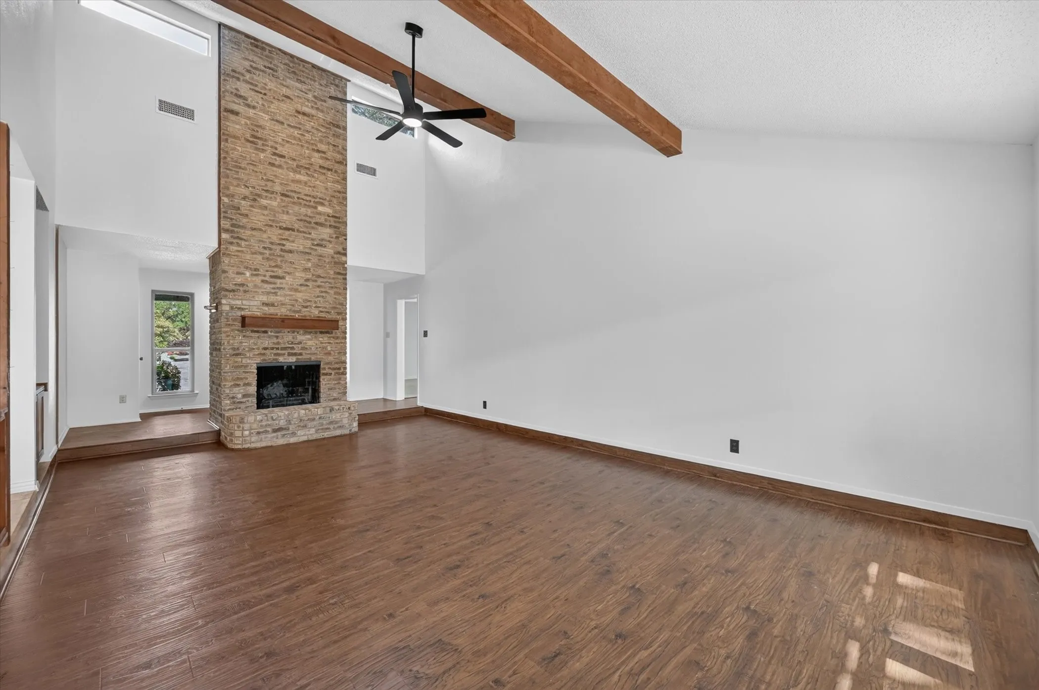 Single Family Residence For Sale in Tarrant County , 1600 Craighton Court, Arlington, Texas 76012, 3 Bedroom, 2 Bathroom, 2 Garage spaces, 1,727 Sqft, built in 1977, mls#21398370, Real Estate Agent in Arlington, Homes For Sale in Tarrant county, Homes For Sale in Arlington, Realtor in Arlington Texas, Real Estate Brokerage Independent Realty Texas, Luminita Cordes Realtor