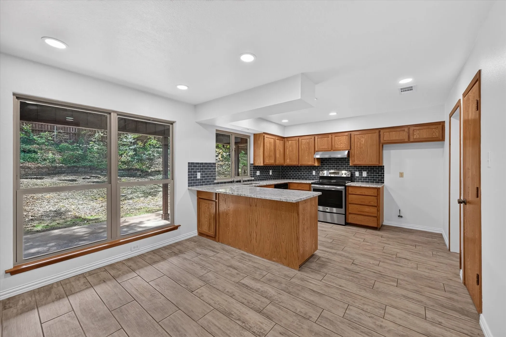 Single Family Residence For Sale in Tarrant County , 1600 Craighton Court, Arlington, Texas 76012, 3 Bedroom, 2 Bathroom, 2 Garage spaces, 1,727 Sqft, built in 1977, mls#21398370, Real Estate Agent in Arlington, Homes For Sale in Tarrant county, Homes For Sale in Arlington, Realtor in Arlington Texas, Real Estate Brokerage Independent Realty Texas, Luminita Cordes Realtor