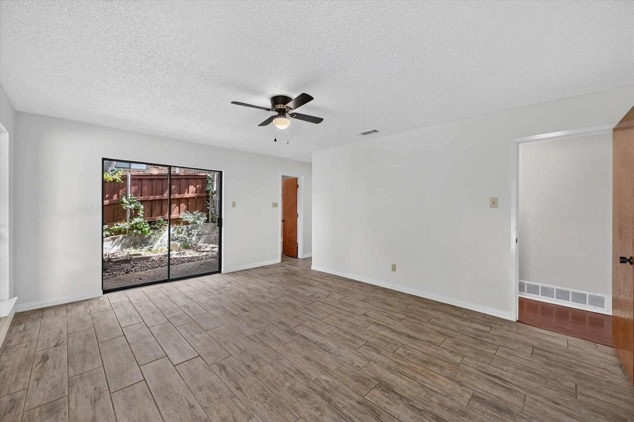 Single Family Residence For Sale in Tarrant County , 1600 Craighton Court, Arlington, Texas 76012, 3 Bedroom, 2 Bathroom, 2 Garage spaces, 1,727 Sqft, built in 1977, mls#21398370, Real Estate Agent in Arlington, Homes For Sale in Tarrant county, Homes For Sale in Arlington, Realtor in Arlington Texas, Real Estate Brokerage Independent Realty Texas, Luminita Cordes Realtor