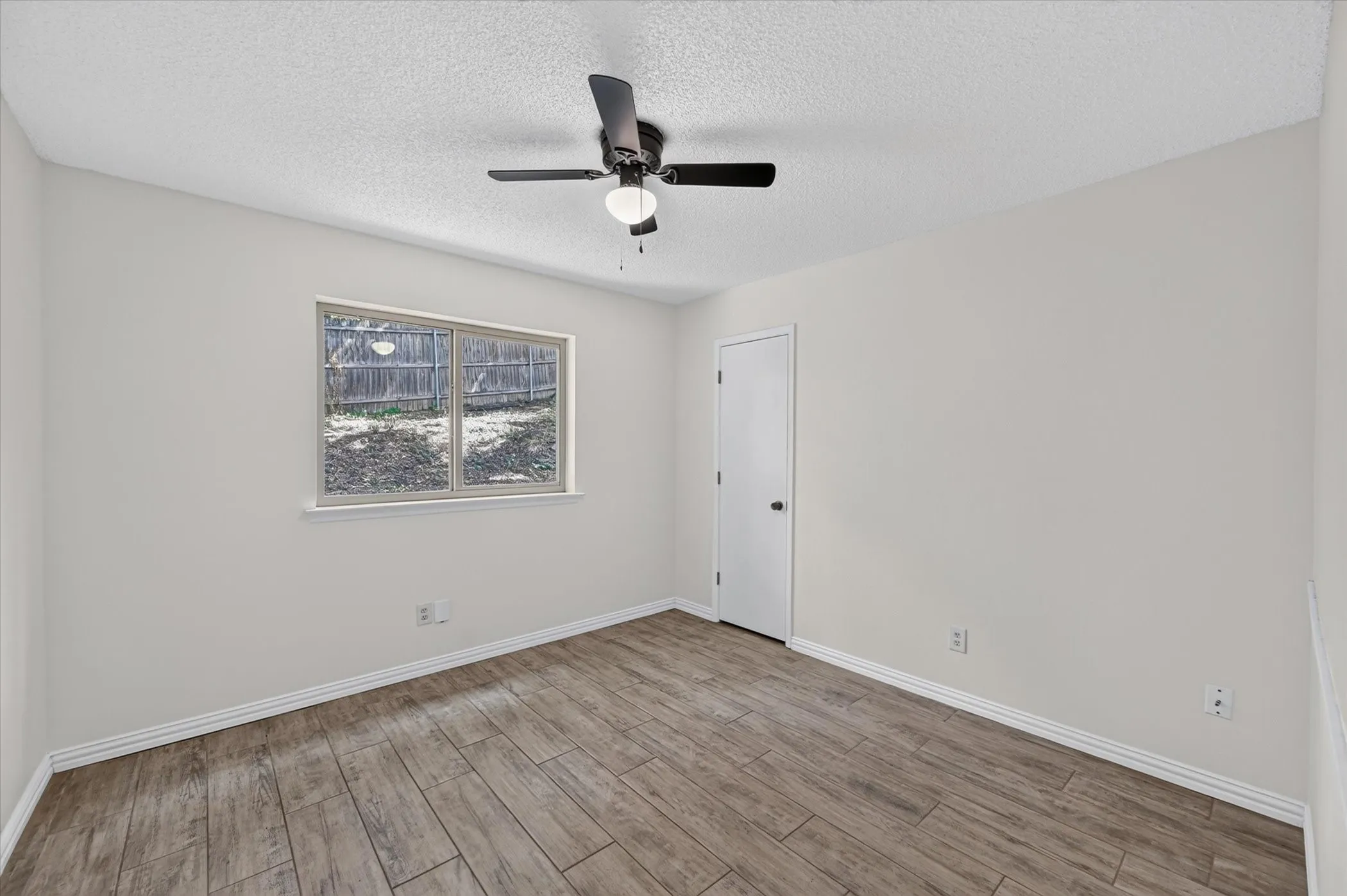 Single Family Residence For Sale in Tarrant County , 1600 Craighton Court, Arlington, Texas 76012, 3 Bedroom, 2 Bathroom, 2 Garage spaces, 1,727 Sqft, built in 1977, mls#21398370, Real Estate Agent in Arlington, Homes For Sale in Tarrant county, Homes For Sale in Arlington, Realtor in Arlington Texas, Real Estate Brokerage Independent Realty Texas, Luminita Cordes Realtor