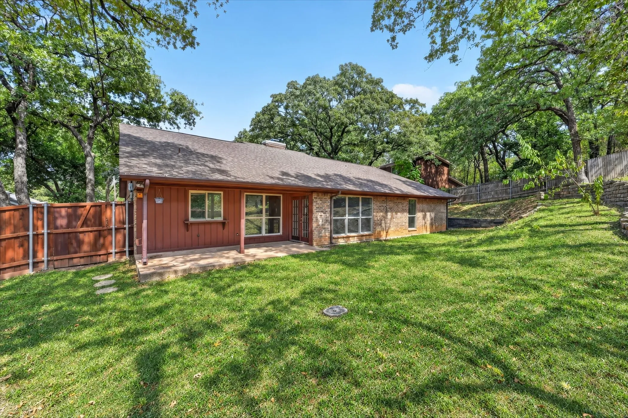 Single Family Residence For Sale in Tarrant County , 1600 Craighton Court, Arlington, Texas 76012, 3 Bedroom, 2 Bathroom, 2 Garage spaces, 1,727 Sqft, built in 1977, mls#21398370, Real Estate Agent in Arlington, Homes For Sale in Tarrant county, Homes For Sale in Arlington, Realtor in Arlington Texas, Real Estate Brokerage Independent Realty Texas, Luminita Cordes Realtor