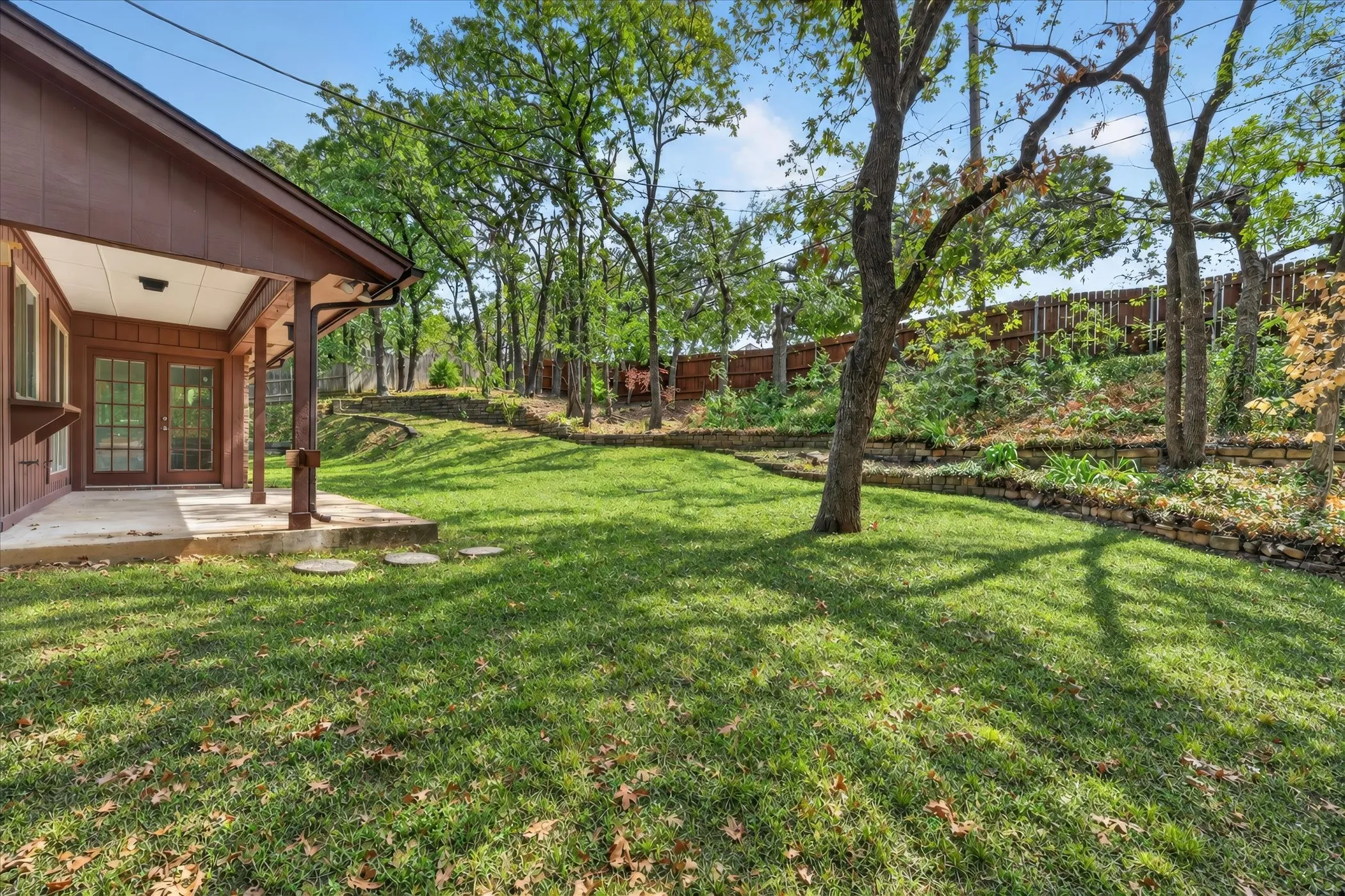 Single Family Residence For Sale in Tarrant County , 1600 Craighton Court, Arlington, Texas 76012, 3 Bedroom, 2 Bathroom, 2 Garage spaces, 1,727 Sqft, built in 1977, mls#21398370, Real Estate Agent in Arlington, Homes For Sale in Tarrant county, Homes For Sale in Arlington, Realtor in Arlington Texas, Real Estate Brokerage Independent Realty Texas, Luminita Cordes Realtor
