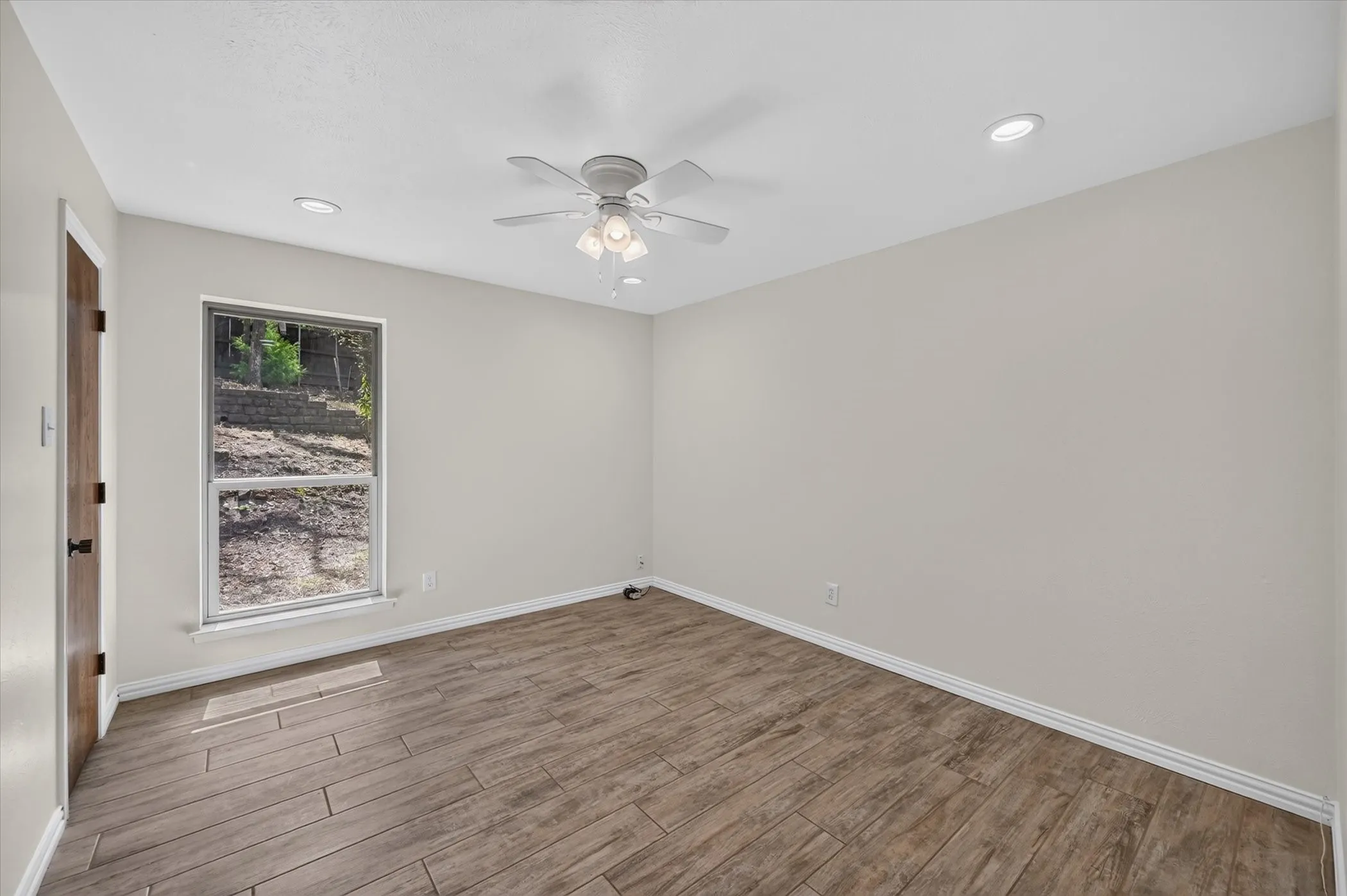 Single Family Residence For Sale in Tarrant County , 1600 Craighton Court, Arlington, Texas 76012, 3 Bedroom, 2 Bathroom, 2 Garage spaces, 1,727 Sqft, built in 1977, mls#21398370, Real Estate Agent in Arlington, Homes For Sale in Tarrant county, Homes For Sale in Arlington, Realtor in Arlington Texas, Real Estate Brokerage Independent Realty Texas, Luminita Cordes Realtor