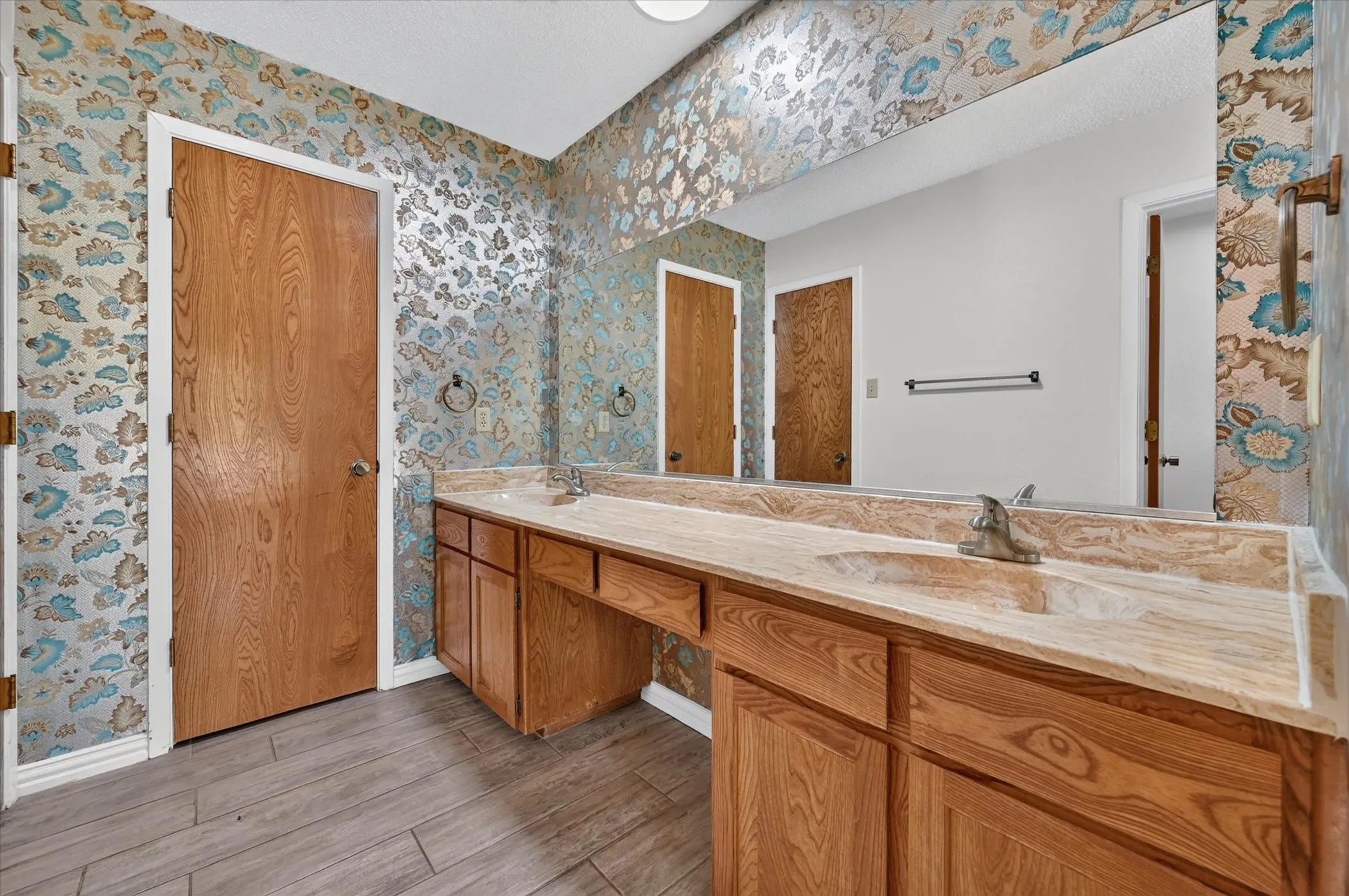 Single Family Residence For Sale in Tarrant County , 1600 Craighton Court, Arlington, Texas 76012, 3 Bedroom, 2 Bathroom, 2 Garage spaces, 1,727 Sqft, built in 1977, mls#21398370, Real Estate Agent in Arlington, Homes For Sale in Tarrant county, Homes For Sale in Arlington, Realtor in Arlington Texas, Real Estate Brokerage Independent Realty Texas, Luminita Cordes Realtor