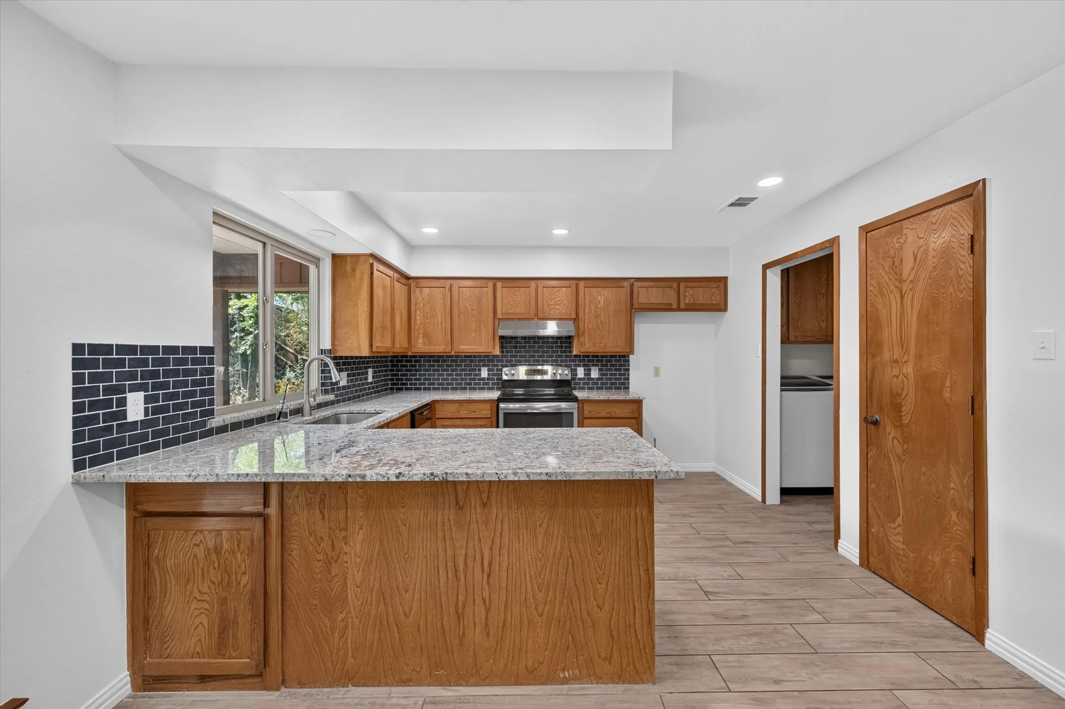 Single Family Residence For Sale in Tarrant County , 1600 Craighton Court, Arlington, Texas 76012, 3 Bedroom, 2 Bathroom, 2 Garage spaces, 1,727 Sqft, built in 1977, mls#21398370, Real Estate Agent in Arlington, Homes For Sale in Tarrant county, Homes For Sale in Arlington, Realtor in Arlington Texas, Real Estate Brokerage Independent Realty Texas, Luminita Cordes Realtor