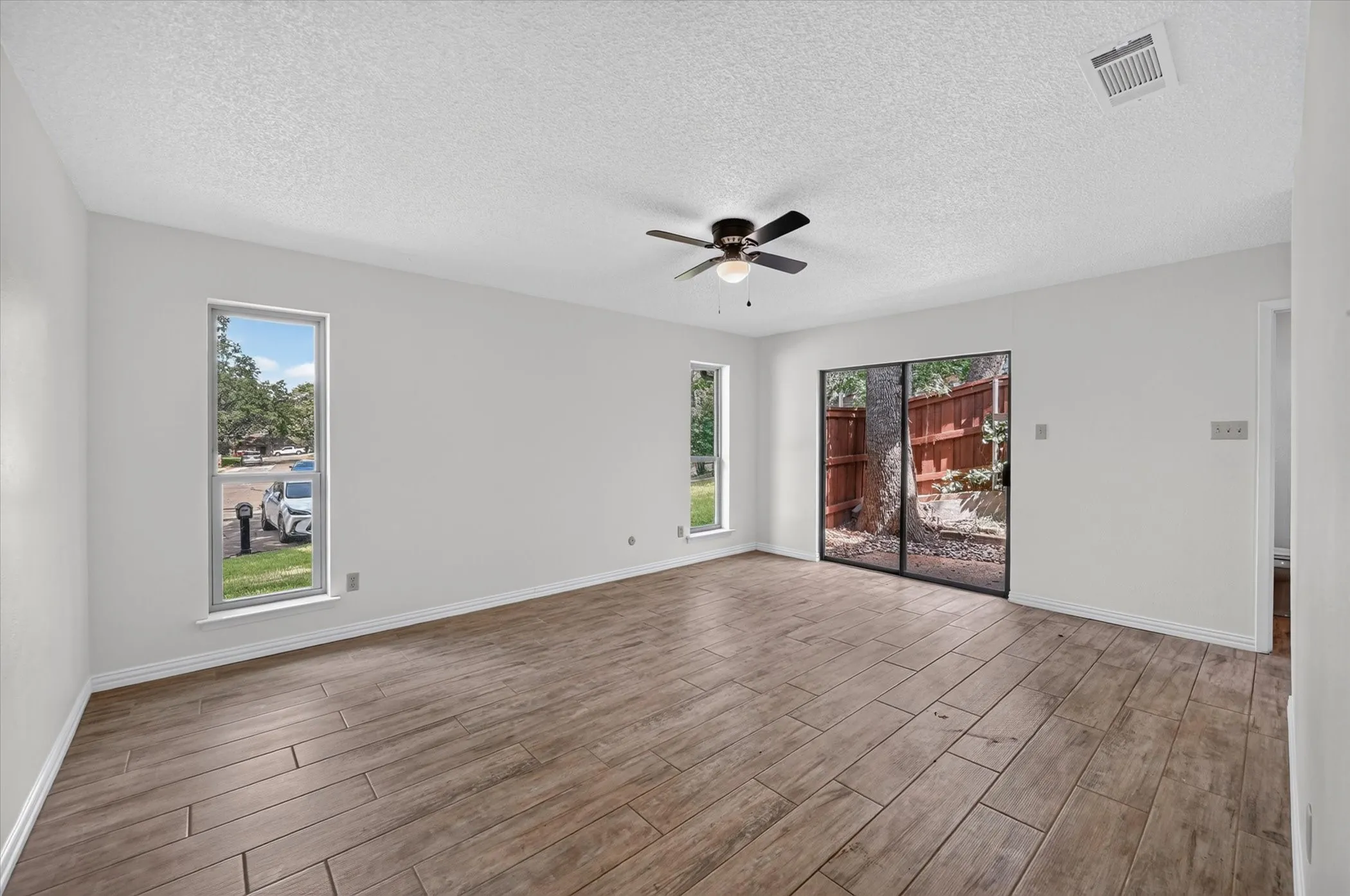Single Family Residence For Sale in Tarrant County , 1600 Craighton Court, Arlington, Texas 76012, 3 Bedroom, 2 Bathroom, 2 Garage spaces, 1,727 Sqft, built in 1977, mls#21398370, Real Estate Agent in Arlington, Homes For Sale in Tarrant county, Homes For Sale in Arlington, Realtor in Arlington Texas, Real Estate Brokerage Independent Realty Texas, Luminita Cordes Realtor