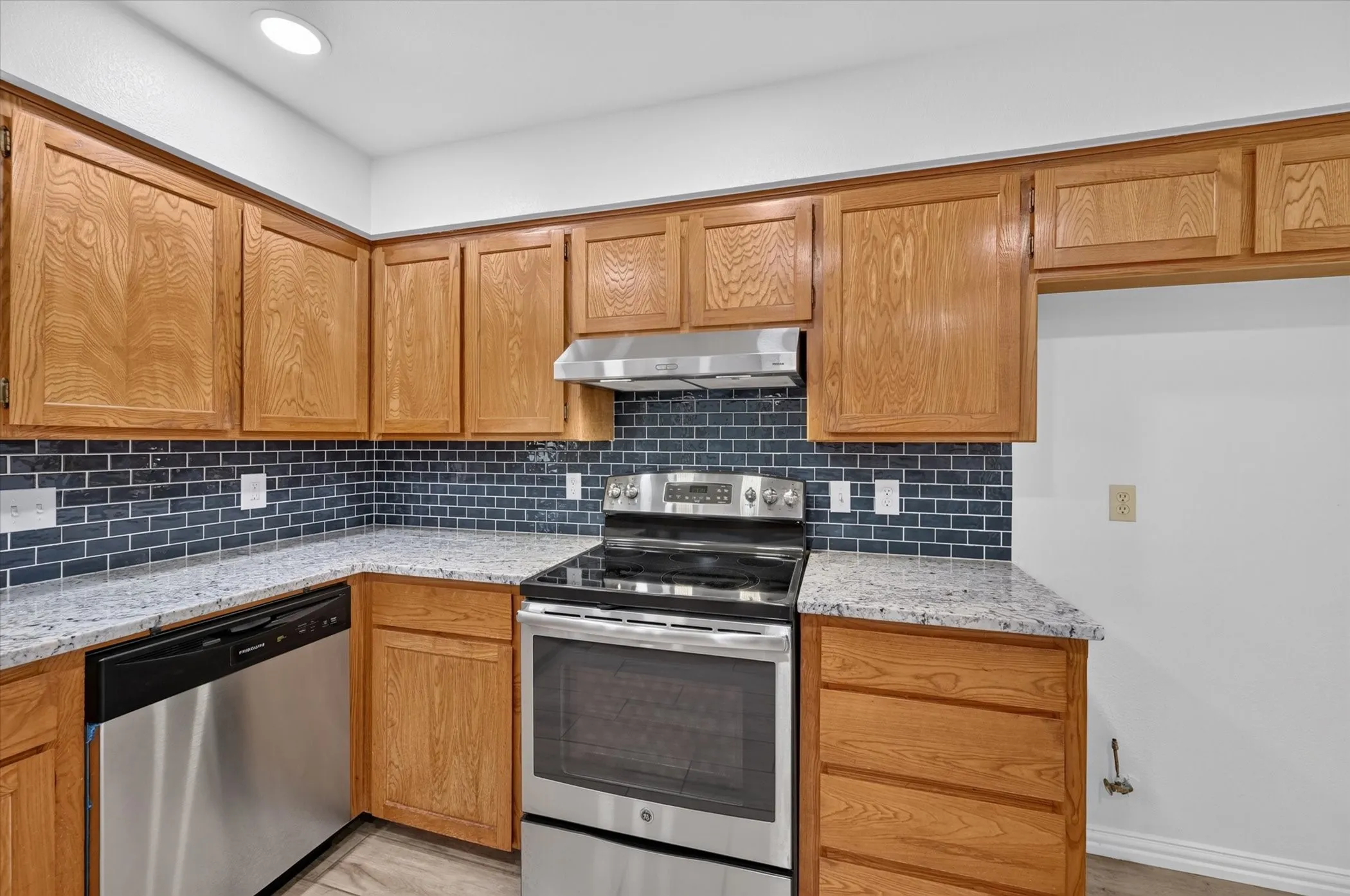 Single Family Residence For Sale in Tarrant County , 1600 Craighton Court, Arlington, Texas 76012, 3 Bedroom, 2 Bathroom, 2 Garage spaces, 1,727 Sqft, built in 1977, mls#21398370, Real Estate Agent in Arlington, Homes For Sale in Tarrant county, Homes For Sale in Arlington, Realtor in Arlington Texas, Real Estate Brokerage Independent Realty Texas, Luminita Cordes Realtor