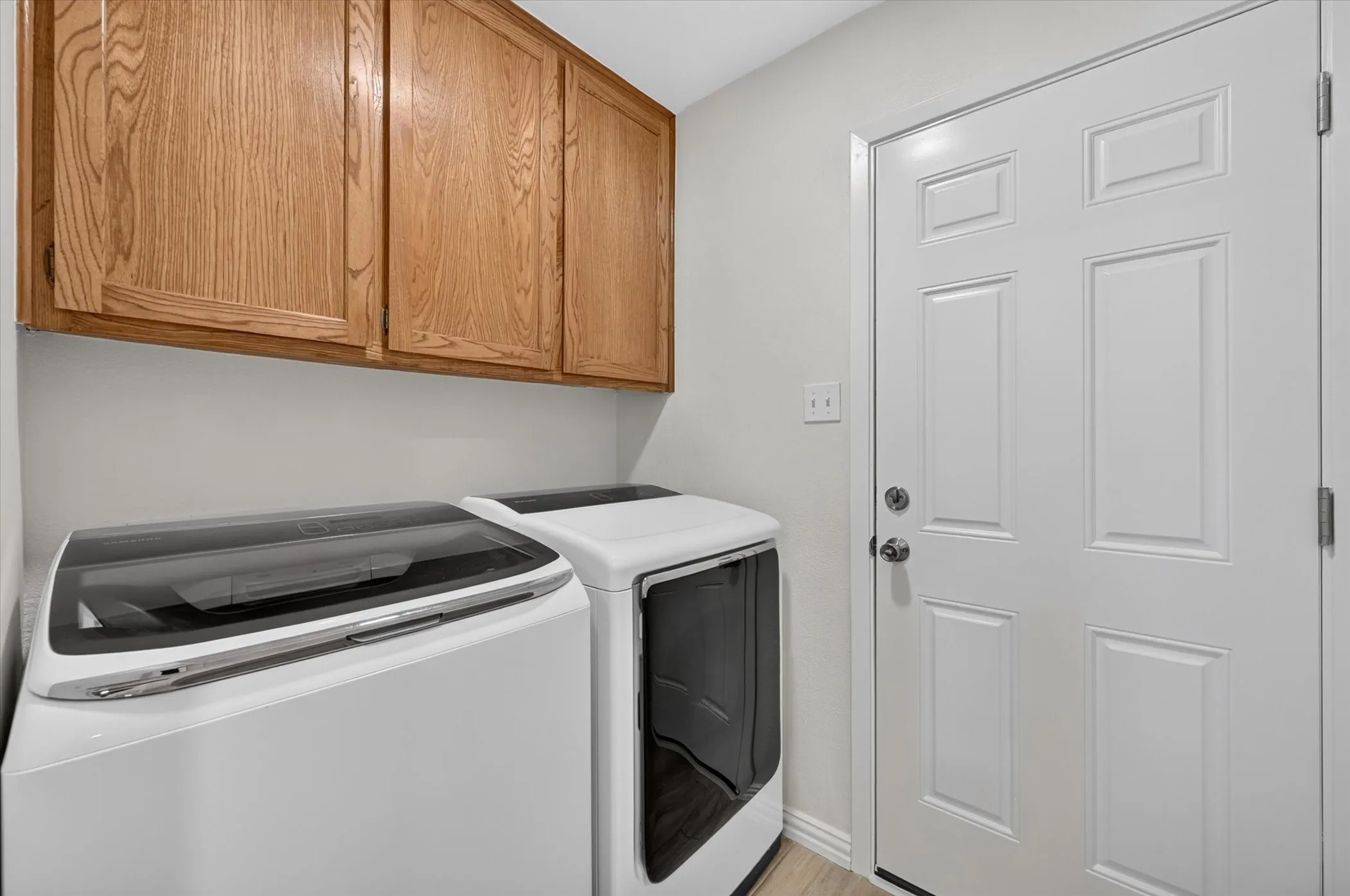 Single Family Residence For Sale in Tarrant County , 1600 Craighton Court, Arlington, Texas 76012, 3 Bedroom, 2 Bathroom, 2 Garage spaces, 1,727 Sqft, built in 1977, mls#21398370, Real Estate Agent in Arlington, Homes For Sale in Tarrant county, Homes For Sale in Arlington, Realtor in Arlington Texas, Real Estate Brokerage Independent Realty Texas, Luminita Cordes Realtor