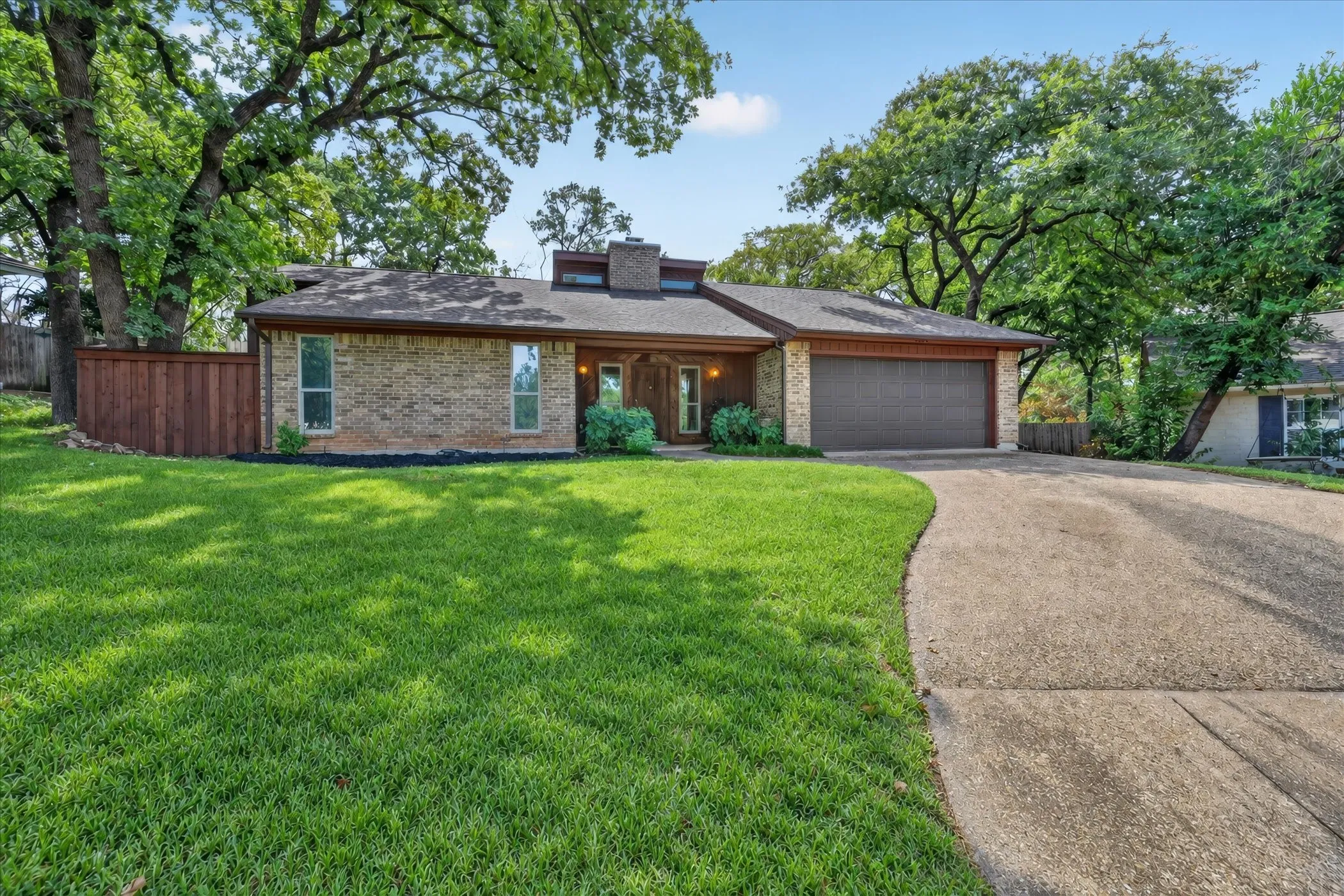 Single Family Residence For Sale in Tarrant County , 1600 Craighton Court, Arlington, Texas 76012, 3 Bedroom, 2 Bathroom, 2 Garage spaces, 1,727 Sqft, built in 1977, mls#21398370, Real Estate Agent in Arlington, Homes For Sale in Tarrant county, Homes For Sale in Arlington, Realtor in Arlington Texas, Real Estate Brokerage Independent Realty Texas, Luminita Cordes Realtor