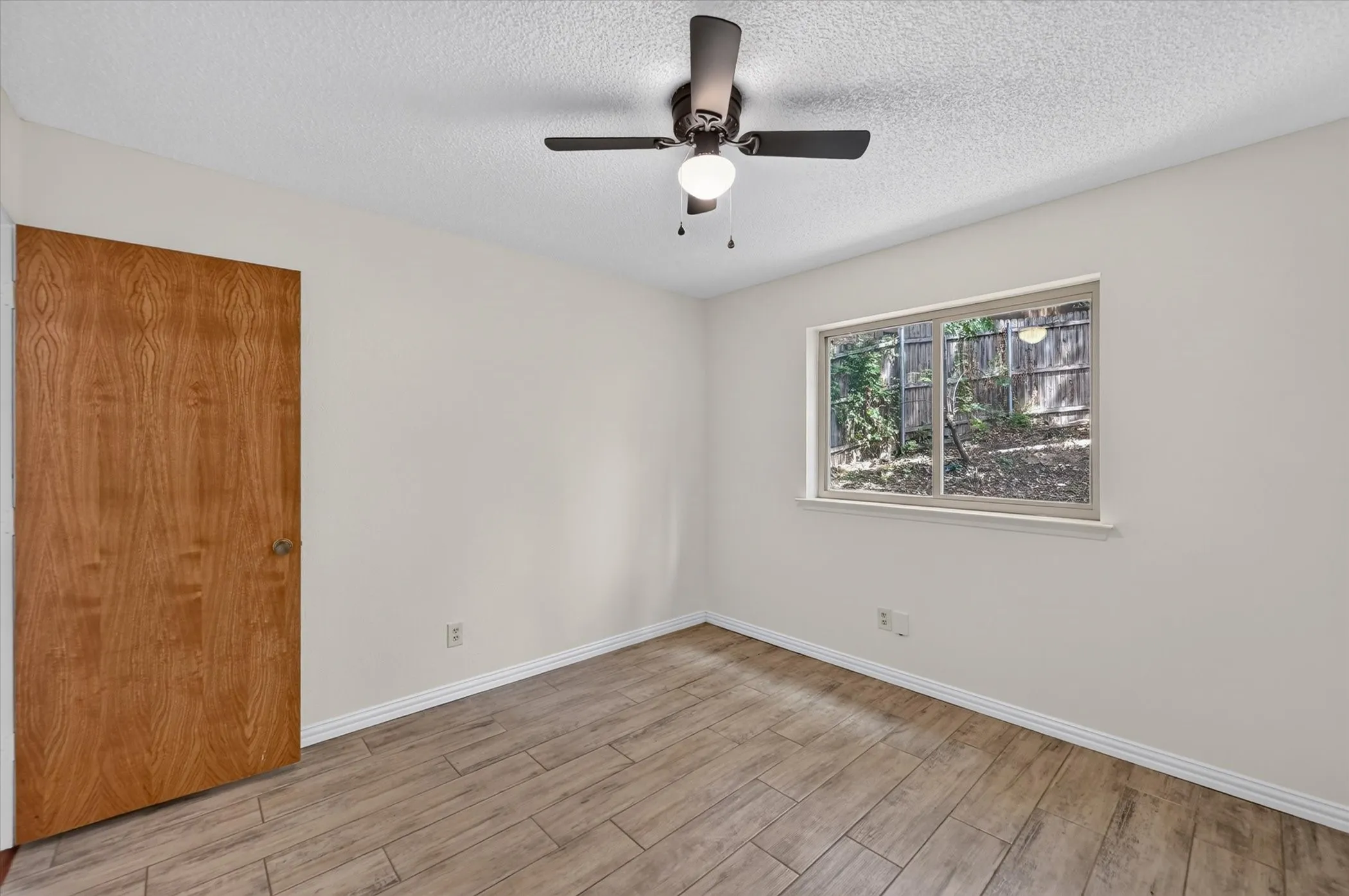 Single Family Residence For Sale in Tarrant County , 1600 Craighton Court, Arlington, Texas 76012, 3 Bedroom, 2 Bathroom, 2 Garage spaces, 1,727 Sqft, built in 1977, mls#21398370, Real Estate Agent in Arlington, Homes For Sale in Tarrant county, Homes For Sale in Arlington, Realtor in Arlington Texas, Real Estate Brokerage Independent Realty Texas, Luminita Cordes Realtor