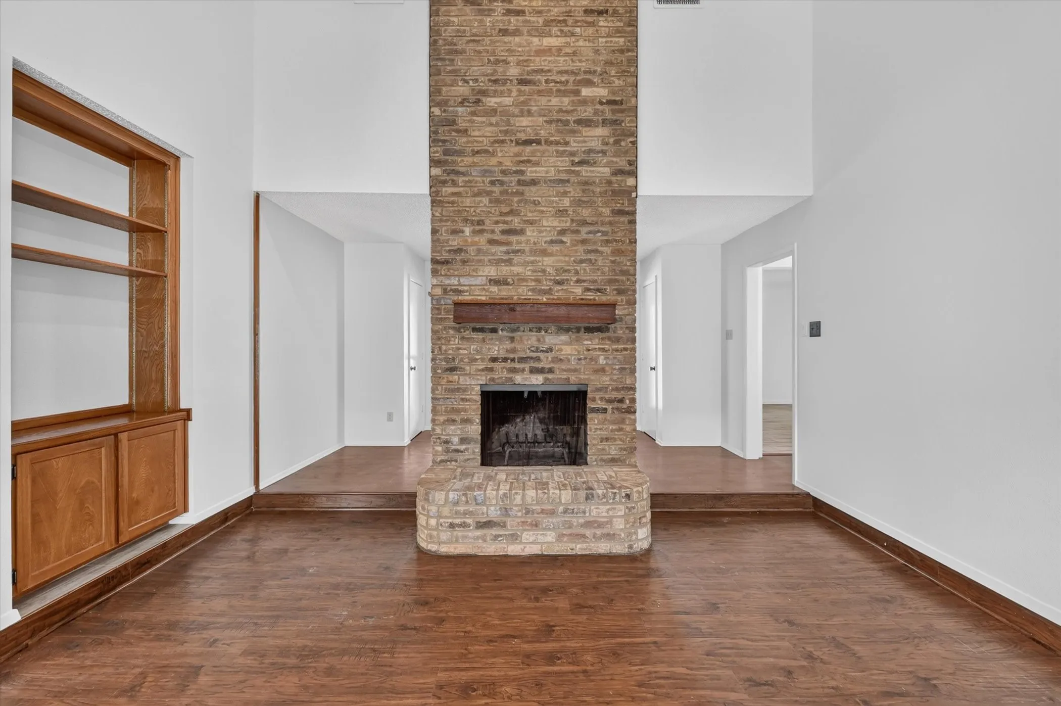 Single Family Residence For Sale in Tarrant County , 1600 Craighton Court, Arlington, Texas 76012, 3 Bedroom, 2 Bathroom, 2 Garage spaces, 1,727 Sqft, built in 1977, mls#21398370, Real Estate Agent in Arlington, Homes For Sale in Tarrant county, Homes For Sale in Arlington, Realtor in Arlington Texas, Real Estate Brokerage Independent Realty Texas, Luminita Cordes Realtor