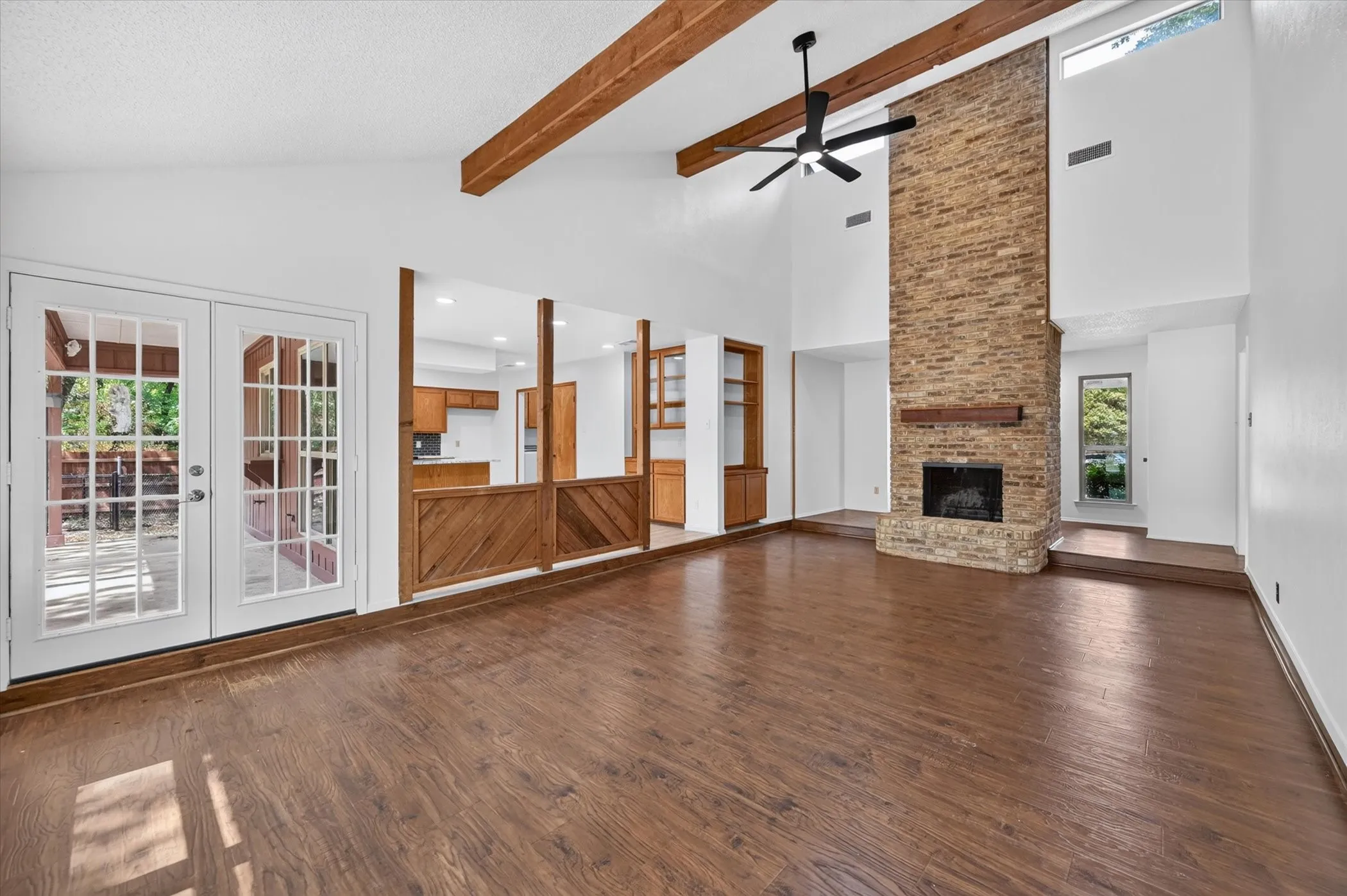 Single Family Residence For Sale in Tarrant County , 1600 Craighton Court, Arlington, Texas 76012, 3 Bedroom, 2 Bathroom, 2 Garage spaces, 1,727 Sqft, built in 1977, mls#21398370, Real Estate Agent in Arlington, Homes For Sale in Tarrant county, Homes For Sale in Arlington, Realtor in Arlington Texas, Real Estate Brokerage Independent Realty Texas, Luminita Cordes Realtor