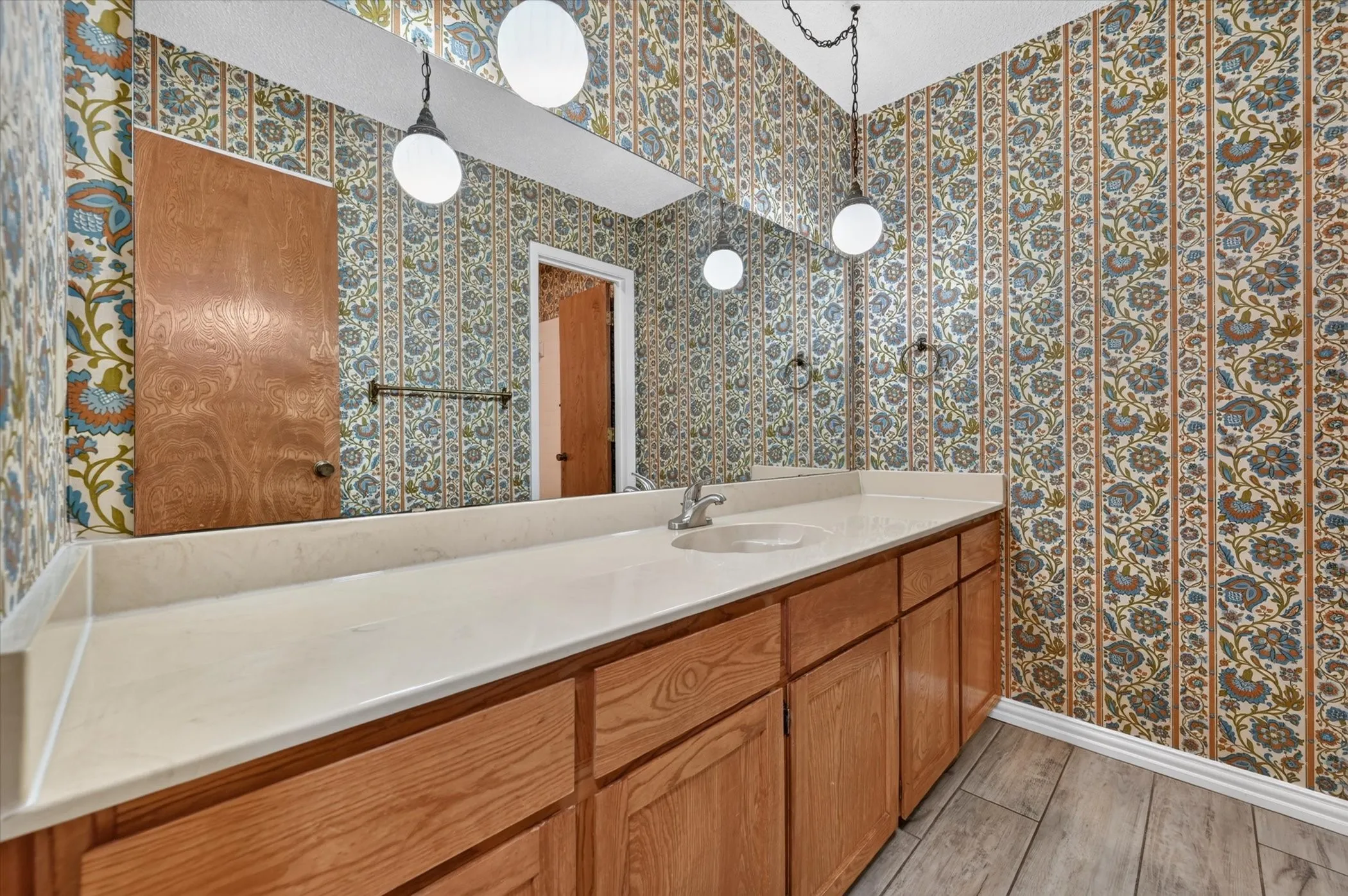 Single Family Residence For Sale in Tarrant County , 1600 Craighton Court, Arlington, Texas 76012, 3 Bedroom, 2 Bathroom, 2 Garage spaces, 1,727 Sqft, built in 1977, mls#21398370, Real Estate Agent in Arlington, Homes For Sale in Tarrant county, Homes For Sale in Arlington, Realtor in Arlington Texas, Real Estate Brokerage Independent Realty Texas, Luminita Cordes Realtor