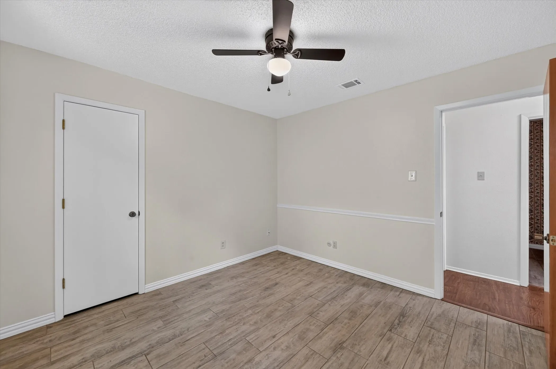 Single Family Residence For Sale in Tarrant County , 1600 Craighton Court, Arlington, Texas 76012, 3 Bedroom, 2 Bathroom, 2 Garage spaces, 1,727 Sqft, built in 1977, mls#21398370, Real Estate Agent in Arlington, Homes For Sale in Tarrant county, Homes For Sale in Arlington, Realtor in Arlington Texas, Real Estate Brokerage Independent Realty Texas, Luminita Cordes Realtor