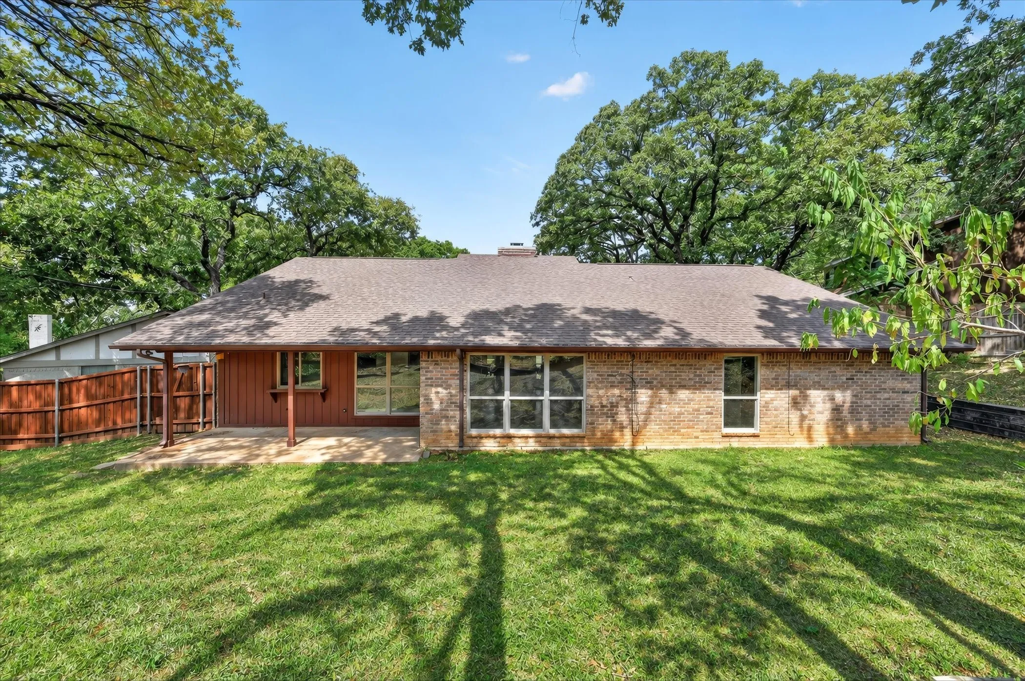 Single Family Residence For Sale in Tarrant County , 1600 Craighton Court, Arlington, Texas 76012, 3 Bedroom, 2 Bathroom, 2 Garage spaces, 1,727 Sqft, built in 1977, mls#21398370, Real Estate Agent in Arlington, Homes For Sale in Tarrant county, Homes For Sale in Arlington, Realtor in Arlington Texas, Real Estate Brokerage Independent Realty Texas, Luminita Cordes Realtor