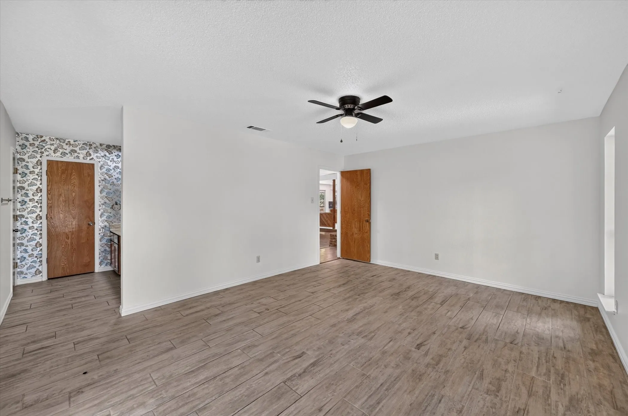 Single Family Residence For Sale in Tarrant County , 1600 Craighton Court, Arlington, Texas 76012, 3 Bedroom, 2 Bathroom, 2 Garage spaces, 1,727 Sqft, built in 1977, mls#21398370, Real Estate Agent in Arlington, Homes For Sale in Tarrant county, Homes For Sale in Arlington, Realtor in Arlington Texas, Real Estate Brokerage Independent Realty Texas, Luminita Cordes Realtor