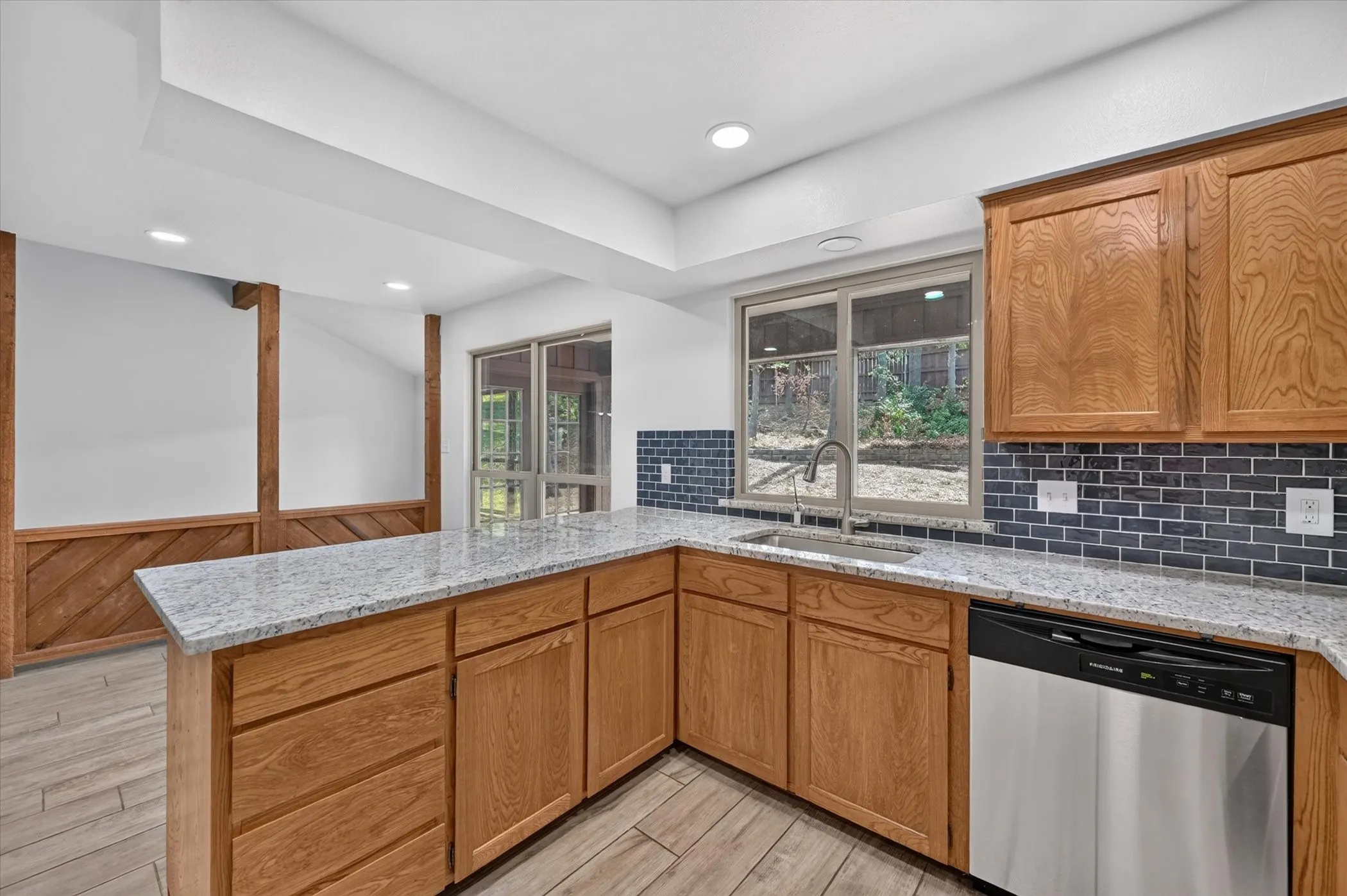 Single Family Residence For Sale in Tarrant County , 1600 Craighton Court, Arlington, Texas 76012, 3 Bedroom, 2 Bathroom, 2 Garage spaces, 1,727 Sqft, built in 1977, mls#21398370, Real Estate Agent in Arlington, Homes For Sale in Tarrant county, Homes For Sale in Arlington, Realtor in Arlington Texas, Real Estate Brokerage Independent Realty Texas, Luminita Cordes Realtor
