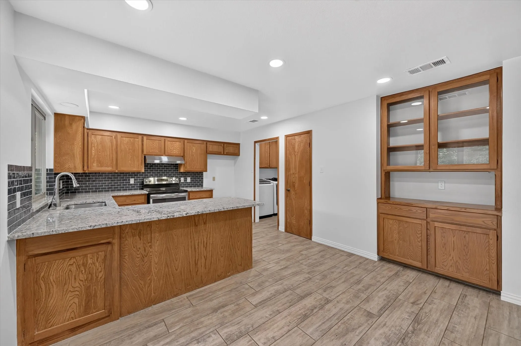 Single Family Residence For Sale in Tarrant County , 1600 Craighton Court, Arlington, Texas 76012, 3 Bedroom, 2 Bathroom, 2 Garage spaces, 1,727 Sqft, built in 1977, mls#21398370, Real Estate Agent in Arlington, Homes For Sale in Tarrant county, Homes For Sale in Arlington, Realtor in Arlington Texas, Real Estate Brokerage Independent Realty Texas, Luminita Cordes Realtor