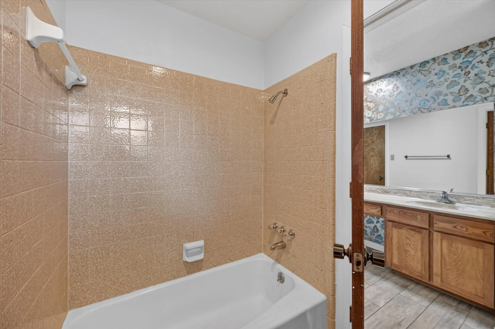 Single Family Residence For Sale in Tarrant County , 1600 Craighton Court, Arlington, Texas 76012, 3 Bedroom, 2 Bathroom, 2 Garage spaces, 1,727 Sqft, built in 1977, mls#21398370, Real Estate Agent in Arlington, Homes For Sale in Tarrant county, Homes For Sale in Arlington, Realtor in Arlington Texas, Real Estate Brokerage Independent Realty Texas, Luminita Cordes Realtor