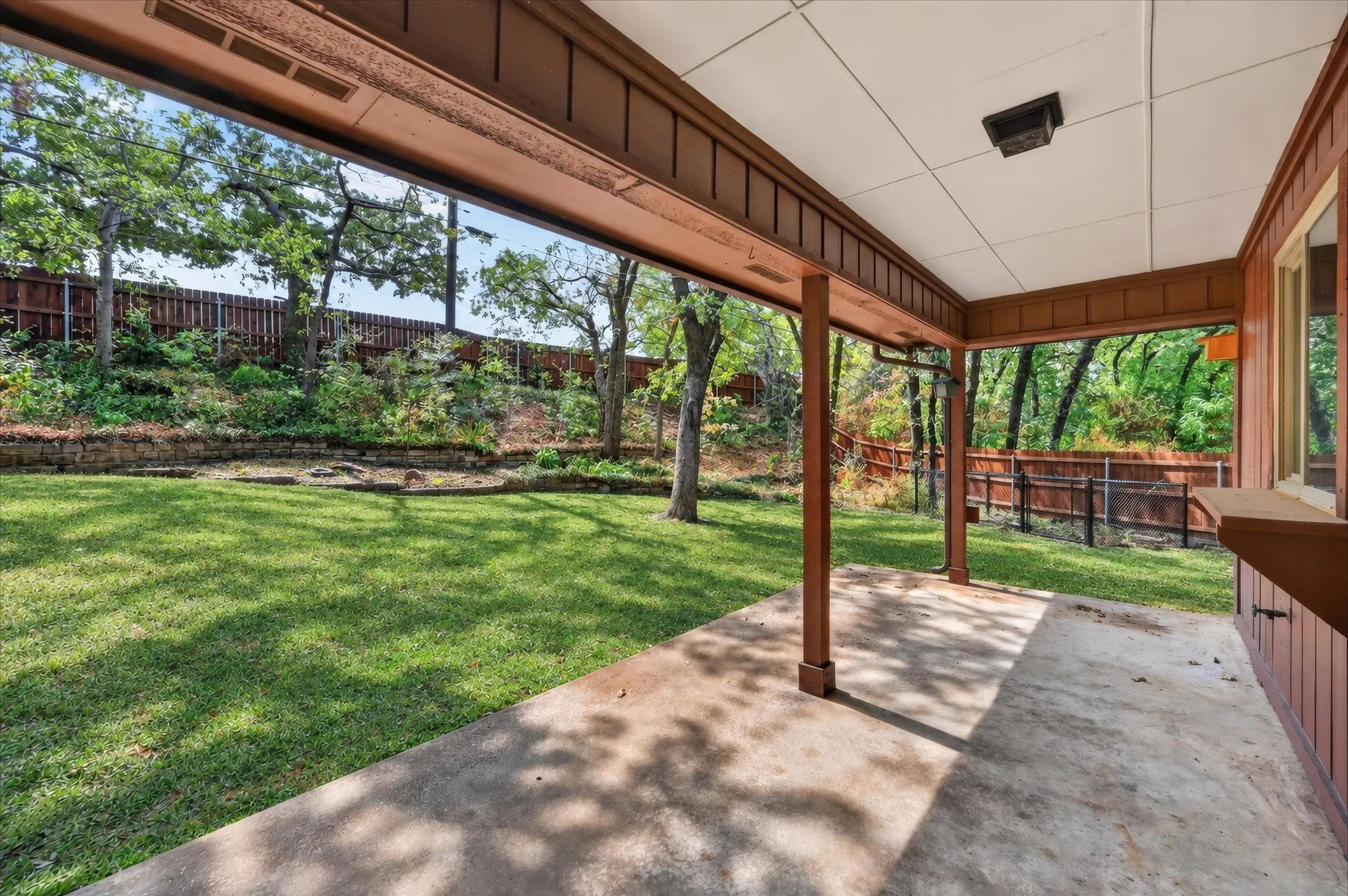 Single Family Residence For Sale in Tarrant County , 1600 Craighton Court, Arlington, Texas 76012, 3 Bedroom, 2 Bathroom, 2 Garage spaces, 1,727 Sqft, built in 1977, mls#21398370, Real Estate Agent in Arlington, Homes For Sale in Tarrant county, Homes For Sale in Arlington, Realtor in Arlington Texas, Real Estate Brokerage Independent Realty Texas, Luminita Cordes Realtor