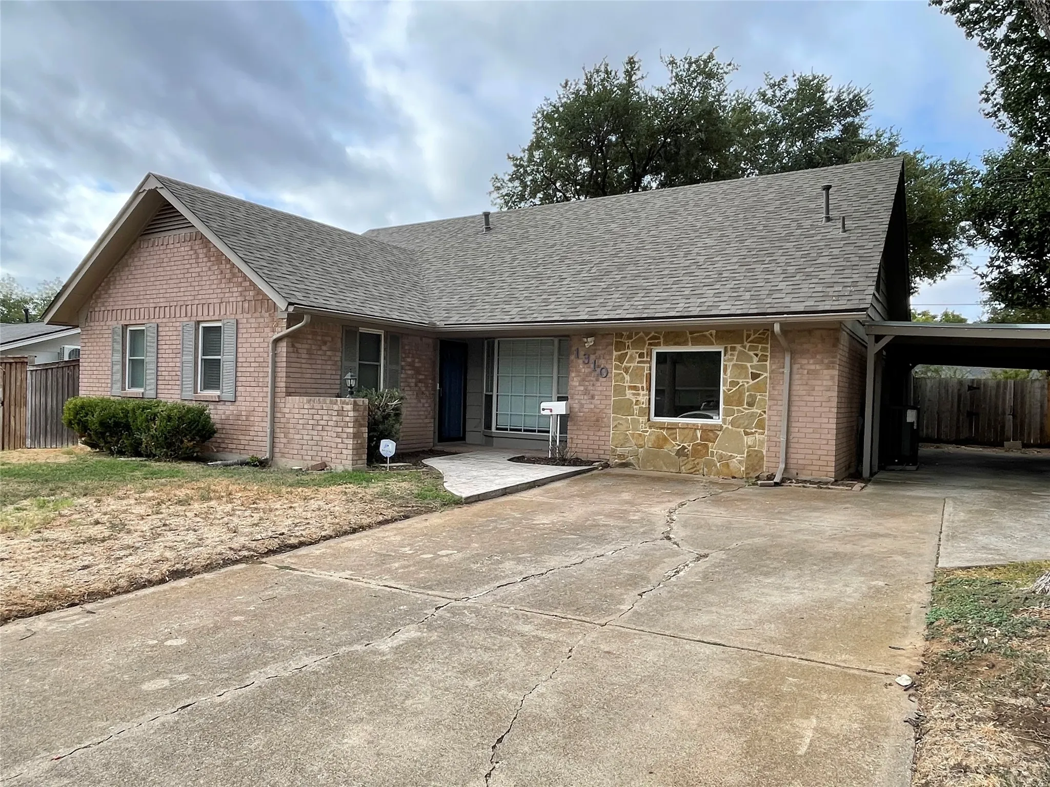 Single Family Residence For Rent in Dallas County , 1310 Doncaster Street, Irving, Texas 75062, 4 Bedroom, 2 Bathroom, Garage spaces, 2,224 Sqft, built in 1962, mls#21398333, Real Estate Agent in Irving, Homes For Rent in Dallas county, Homes For Rent in Irving, Realtor in Irving Texas, Real Estate Brokerage Independent Realty Texas, Luminita Cordes Realtor