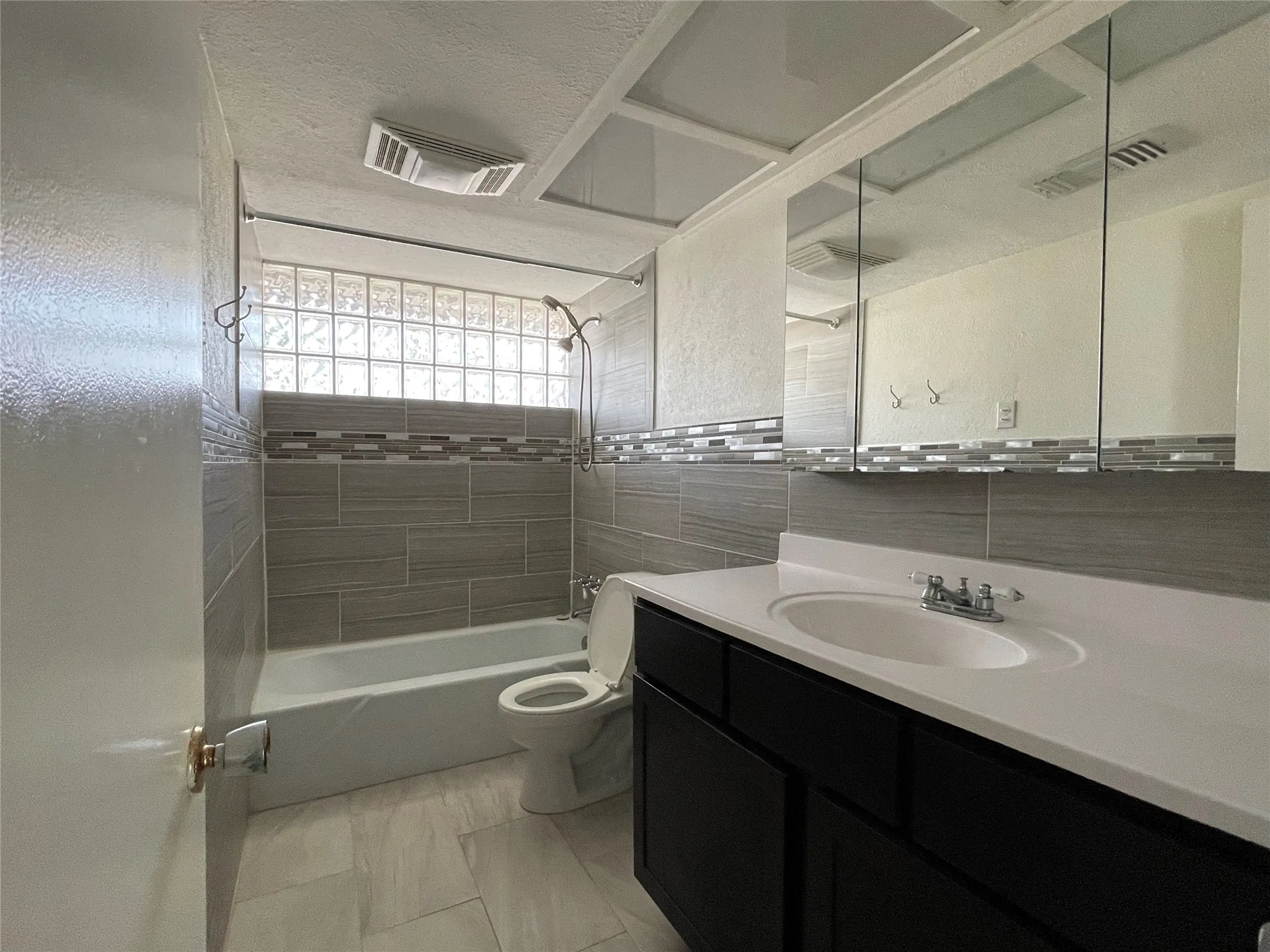 Single Family Residence For Rent in Dallas County , 1310 Doncaster Street, Irving, Texas 75062, 4 Bedroom, 2 Bathroom, Garage spaces, 2,224 Sqft, built in 1962, mls#21398333, Real Estate Agent in Irving, Homes For Rent in Dallas county, Homes For Rent in Irving, Realtor in Irving Texas, Real Estate Brokerage Independent Realty Texas, Luminita Cordes Realtor