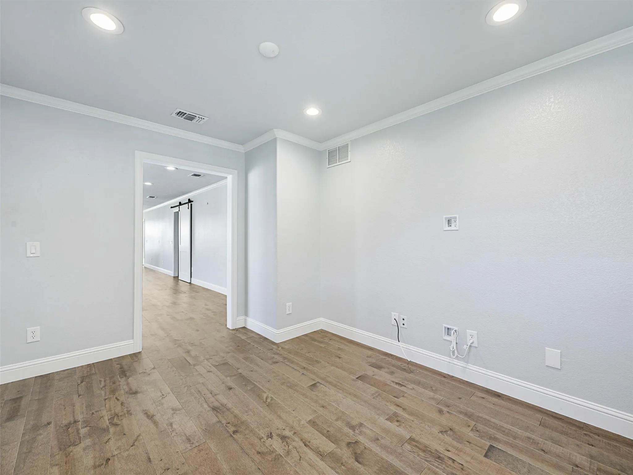 Study or extra bedroom with crown molding and LVP.