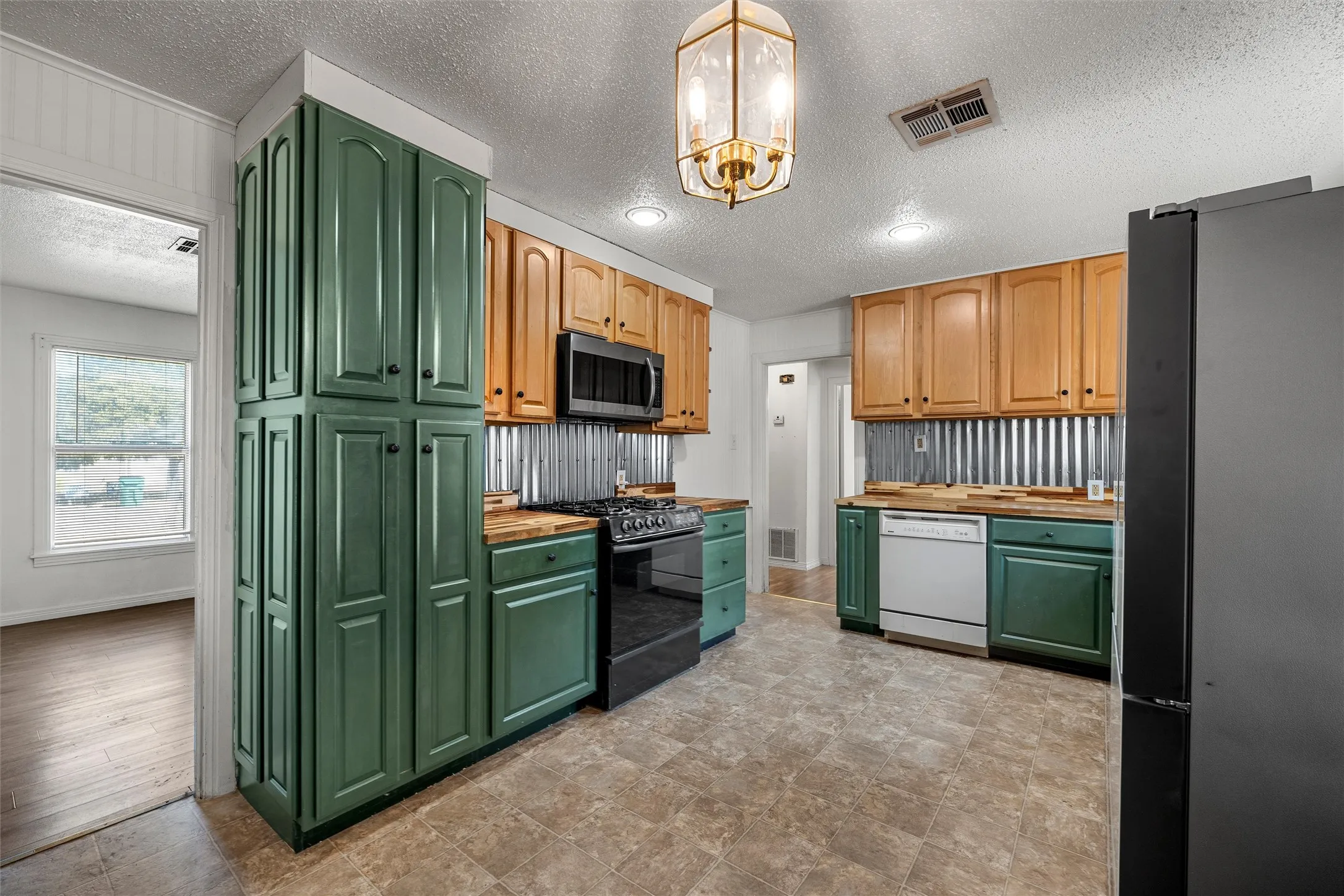 Single Family Residence For Sale in Mc Lennan County , 905 S Tyler, Mc Gregor, Texas 76657, 2 Bedroom, 1 Bathroom, 1 Garage spaces, 852 Sqft, built in 1950, mls#21395633, Real Estate Agent in Mc Gregor, Homes For Sale in Mc Lennan county, Homes For Sale in Mc Gregor, Realtor in Mc Gregor Texas, Real Estate Brokerage Independent Realty Texas, Luminita Cordes Realtor