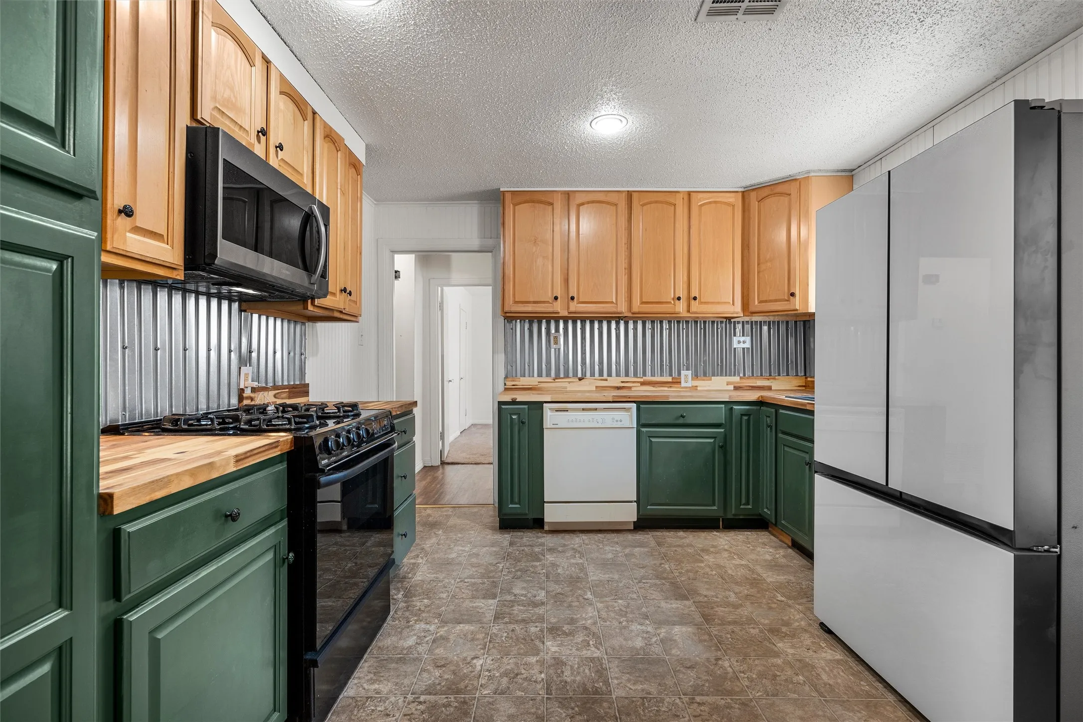 Single Family Residence For Sale in Mc Lennan County , 905 S Tyler, Mc Gregor, Texas 76657, 2 Bedroom, 1 Bathroom, 1 Garage spaces, 852 Sqft, built in 1950, mls#21395633, Real Estate Agent in Mc Gregor, Homes For Sale in Mc Lennan county, Homes For Sale in Mc Gregor, Realtor in Mc Gregor Texas, Real Estate Brokerage Independent Realty Texas, Luminita Cordes Realtor