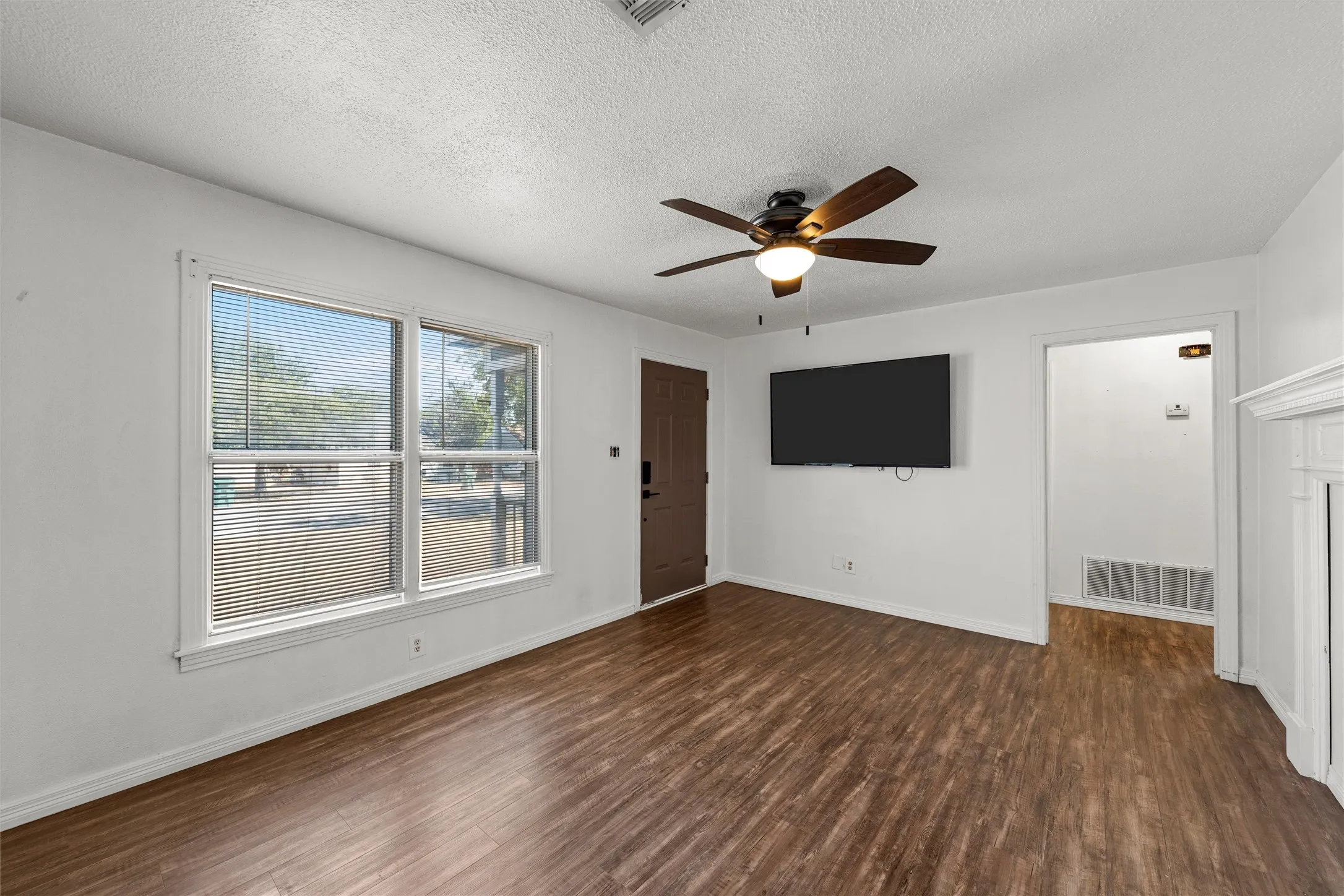 Single Family Residence For Sale in Mc Lennan County , 905 S Tyler, Mc Gregor, Texas 76657, 2 Bedroom, 1 Bathroom, 1 Garage spaces, 852 Sqft, built in 1950, mls#21395633, Real Estate Agent in Mc Gregor, Homes For Sale in Mc Lennan county, Homes For Sale in Mc Gregor, Realtor in Mc Gregor Texas, Real Estate Brokerage Independent Realty Texas, Luminita Cordes Realtor