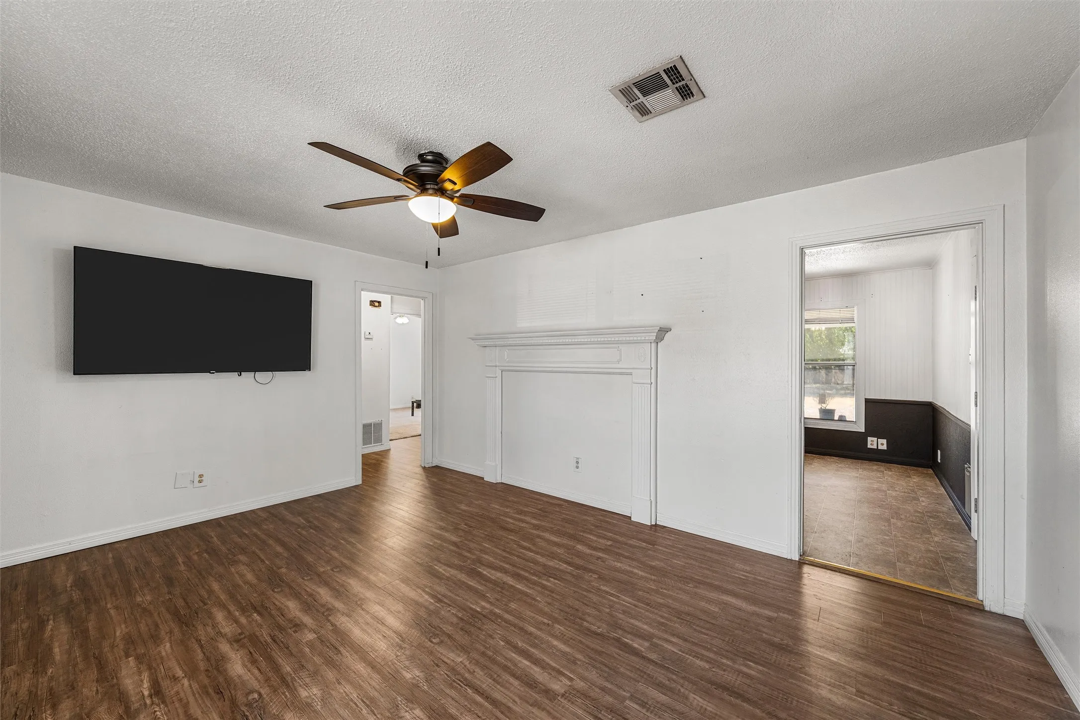 Single Family Residence For Sale in Mc Lennan County , 905 S Tyler, Mc Gregor, Texas 76657, 2 Bedroom, 1 Bathroom, 1 Garage spaces, 852 Sqft, built in 1950, mls#21395633, Real Estate Agent in Mc Gregor, Homes For Sale in Mc Lennan county, Homes For Sale in Mc Gregor, Realtor in Mc Gregor Texas, Real Estate Brokerage Independent Realty Texas, Luminita Cordes Realtor