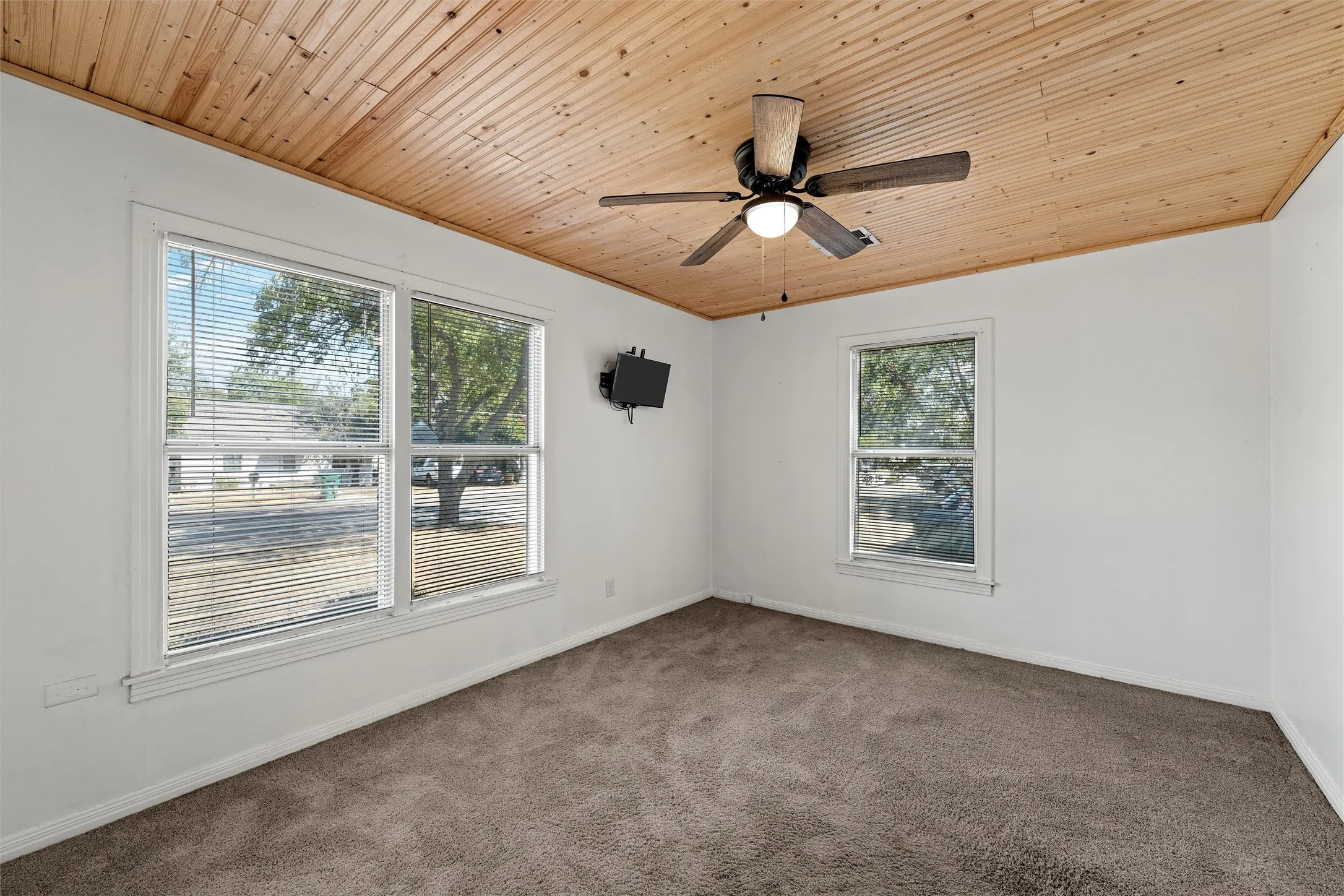 Single Family Residence For Sale in Mc Lennan County , 905 S Tyler, Mc Gregor, Texas 76657, 2 Bedroom, 1 Bathroom, 1 Garage spaces, 852 Sqft, built in 1950, mls#21395633, Real Estate Agent in Mc Gregor, Homes For Sale in Mc Lennan county, Homes For Sale in Mc Gregor, Realtor in Mc Gregor Texas, Real Estate Brokerage Independent Realty Texas, Luminita Cordes Realtor