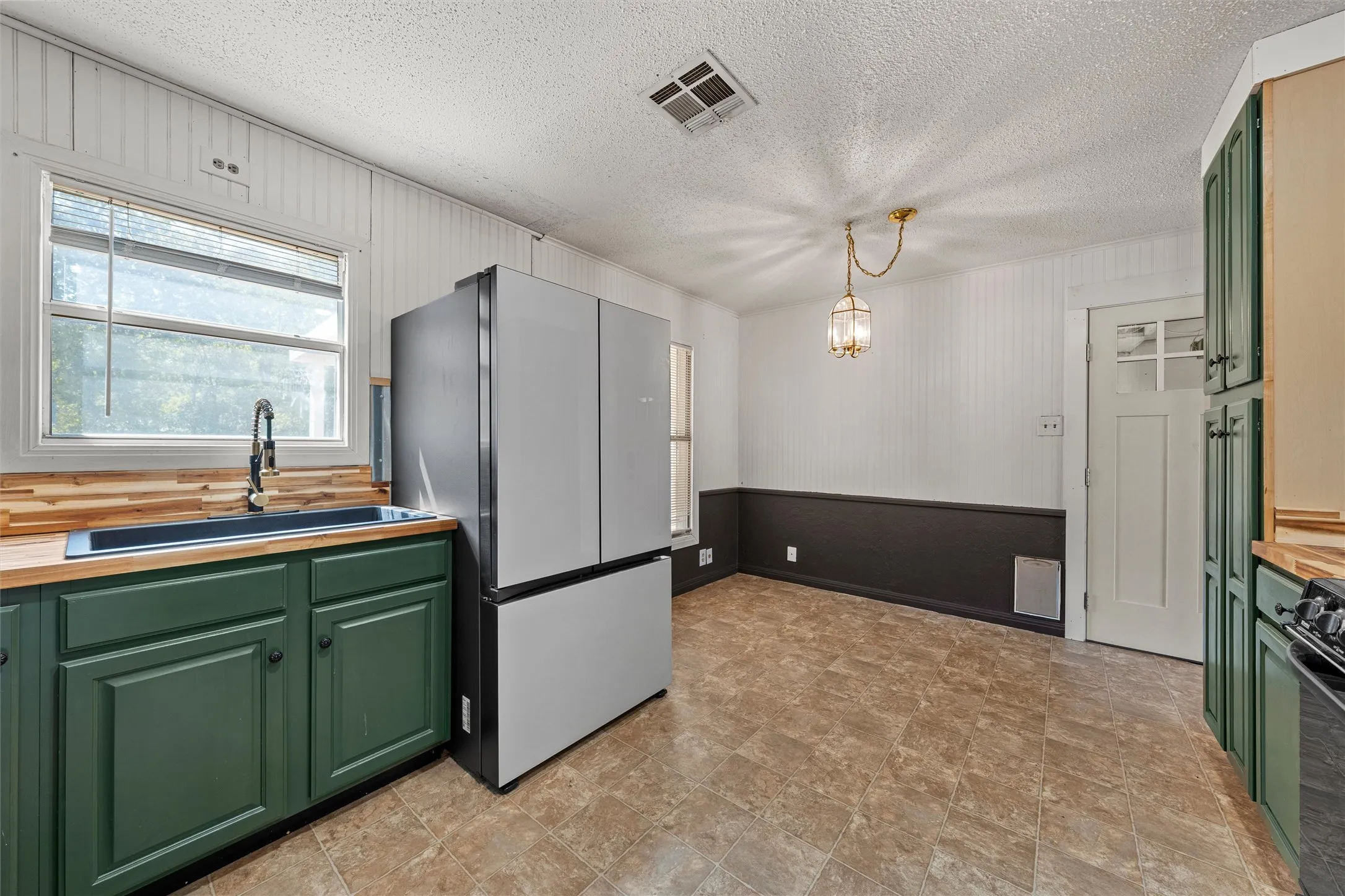 Single Family Residence For Sale in Mc Lennan County , 905 S Tyler, Mc Gregor, Texas 76657, 2 Bedroom, 1 Bathroom, 1 Garage spaces, 852 Sqft, built in 1950, mls#21395633, Real Estate Agent in Mc Gregor, Homes For Sale in Mc Lennan county, Homes For Sale in Mc Gregor, Realtor in Mc Gregor Texas, Real Estate Brokerage Independent Realty Texas, Luminita Cordes Realtor