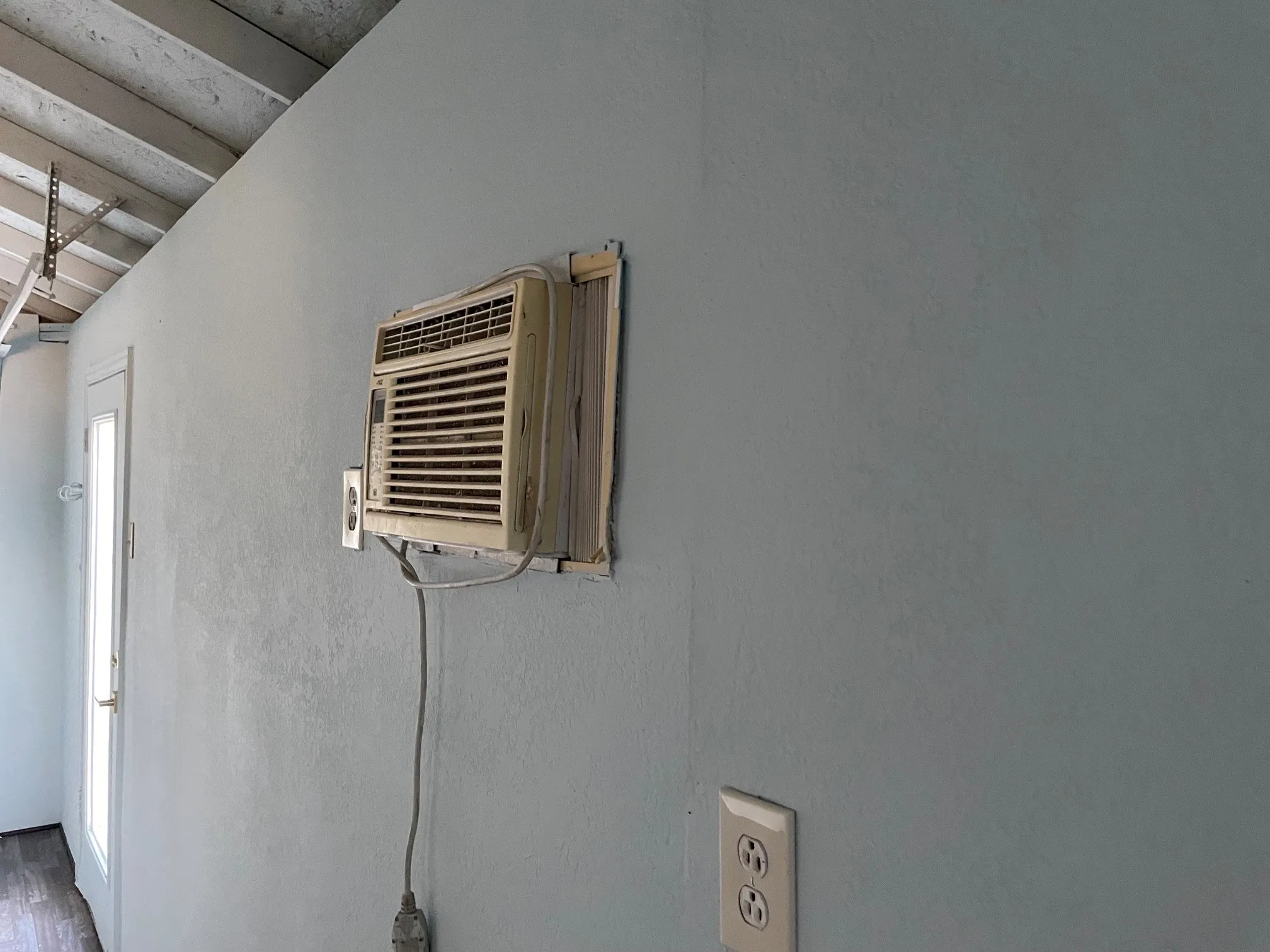 Wall-mounted air conditioning unit