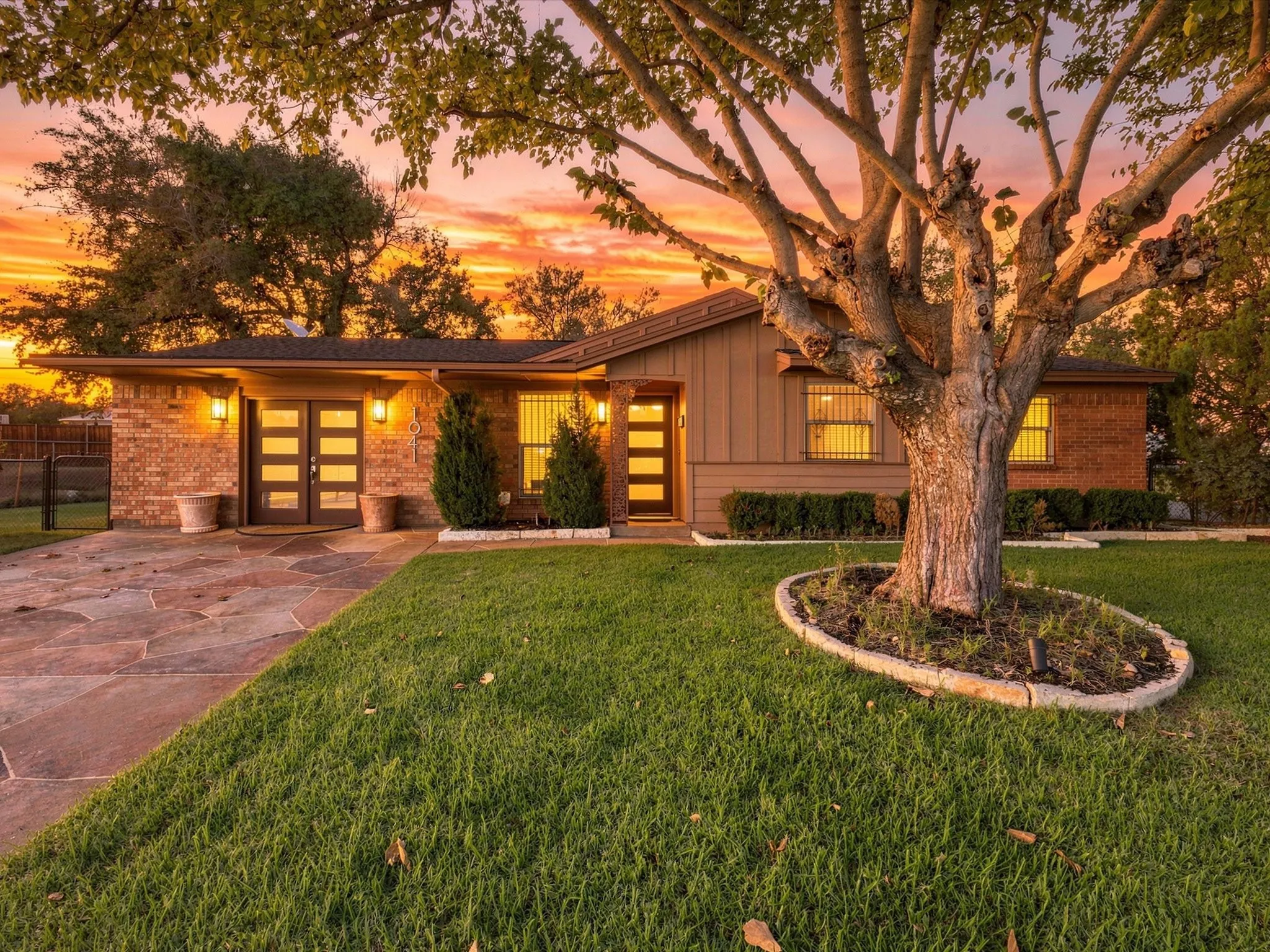 Single Family Residence For Sale in Tarrant County , 1041 Tuskegee Street, Grand Prairie, Texas 75051, 3 Bedroom, 2 Bathroom, Garage spaces, 1,579 Sqft, built in 1962, mls#21393184, Real Estate Agent in Grand Prairie, Homes For Sale in Tarrant county, Homes For Sale in Grand Prairie, Realtor in Grand Prairie Texas, Real Estate Brokerage Independent Realty Texas, Luminita Cordes Realtor