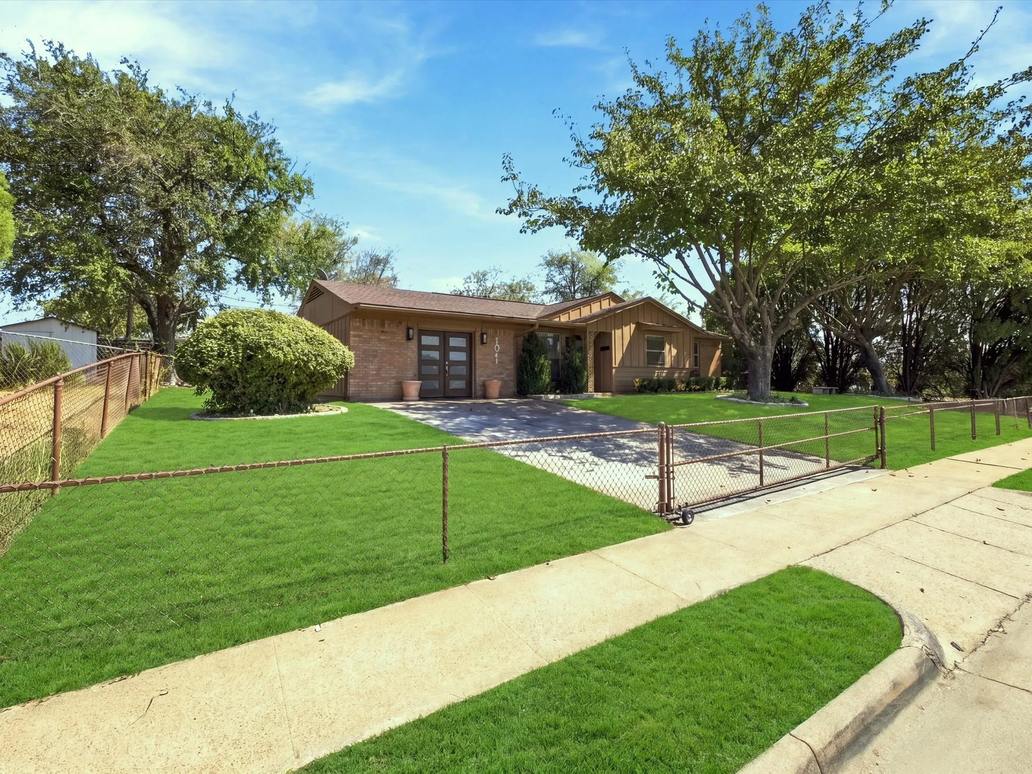Single Family Residence For Sale in Tarrant County , 1041 Tuskegee Street, Grand Prairie, Texas 75051, 3 Bedroom, 2 Bathroom, Garage spaces, 1,579 Sqft, built in 1962, mls#21393184, Real Estate Agent in Grand Prairie, Homes For Sale in Tarrant county, Homes For Sale in Grand Prairie, Realtor in Grand Prairie Texas, Real Estate Brokerage Independent Realty Texas, Luminita Cordes Realtor
